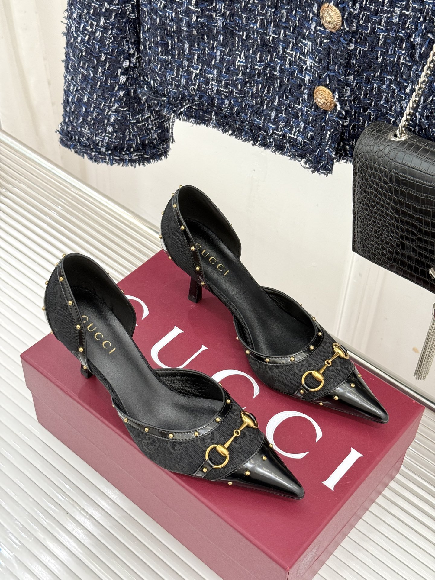 Gucci/古驰26WF新品花马衔扣 饰铆钉尖头中空高跟凉鞋 经典马衔扣缀鞋面 金属铆钉点缀增添酷飒感 尖头线条修饰纤细 Gucci/古驰26WF新品花马衔扣 饰铆钉尖头中空高跟凉鞋 经典马衔扣缀鞋面 金属铆钉点缀增添酷飒感 尖头线条修饰纤细