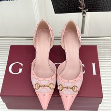 Gucci/古驰26WF新品花马衔扣 饰铆钉尖头中空高跟凉鞋 经典马衔扣缀鞋面 金属铆钉点缀增添酷飒感 尖头线条修饰纤细 Gucci/古驰26WF新品花马衔扣 饰铆钉尖头中空高跟凉鞋 经典马衔扣缀鞋面 金属铆钉点缀增添酷飒感 尖头线条修饰纤细