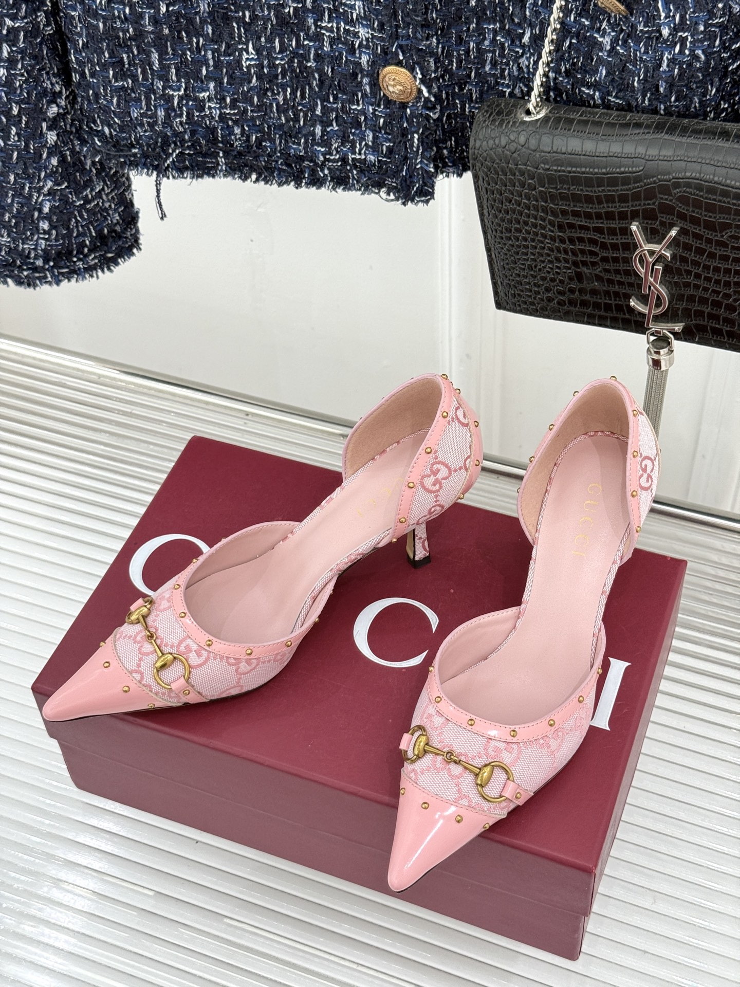 Gucci/古驰26WF新品花马衔扣 饰铆钉尖头中空高跟凉鞋 经典马衔扣缀鞋面 金属铆钉点缀增添酷飒感 尖头线条修饰纤细 Gucci/古驰26WF新品花马衔扣 饰铆钉尖头中空高跟凉鞋 经典马衔扣缀鞋面 金属铆钉点缀增添酷飒感 尖头线条修饰纤细