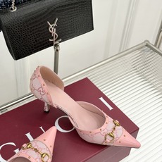 Gucci/古驰26WF新品花马衔扣 饰铆钉尖头中空高跟凉鞋 经典马衔扣缀鞋面 金属铆钉点缀增添酷飒感 尖头线条修饰纤细 Gucci/古驰26WF新品花马衔扣 饰铆钉尖头中空高跟凉鞋 经典马衔扣缀鞋面 金属铆钉点缀增添酷飒感 尖头线条修饰纤细