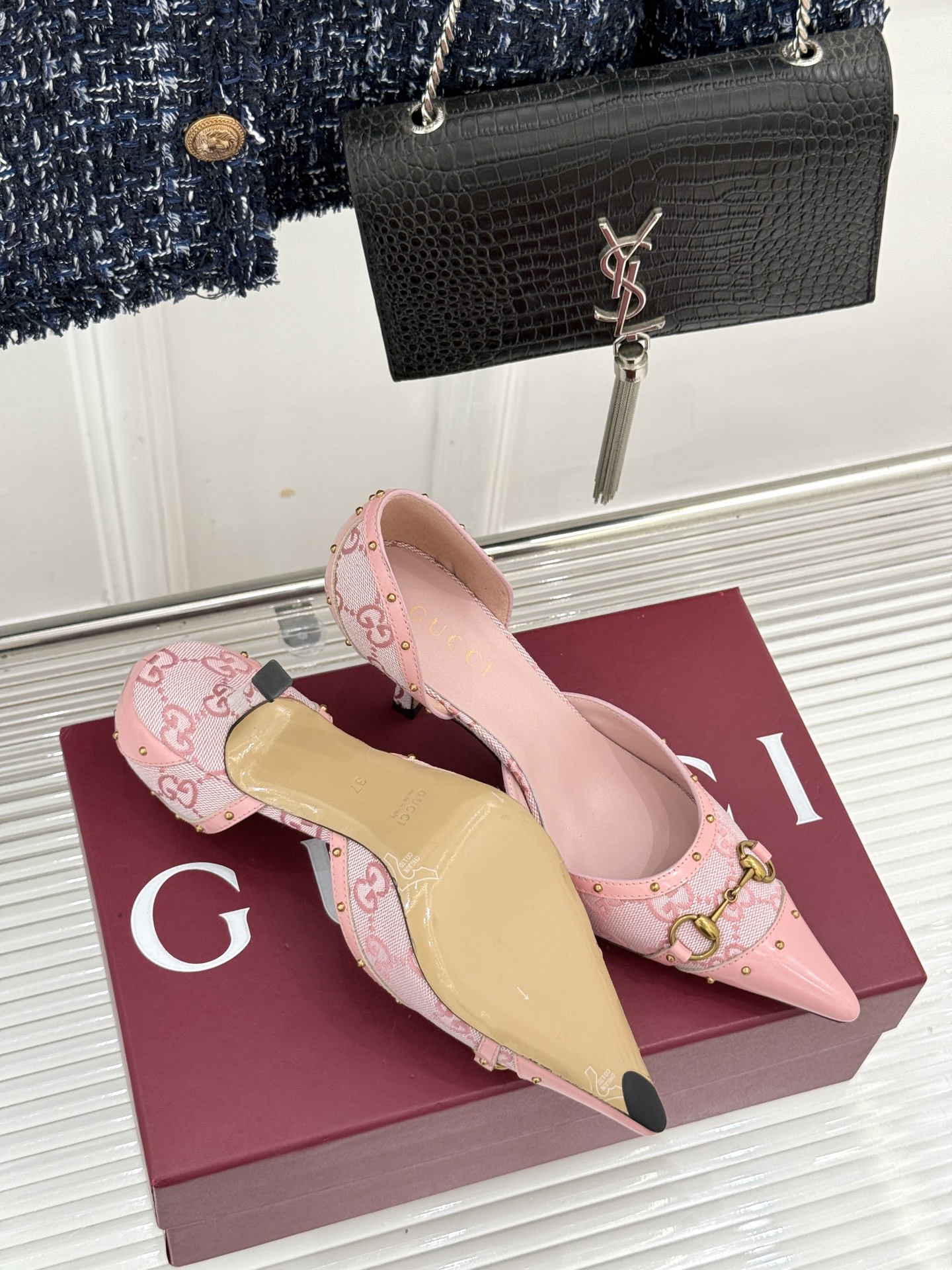 Gucci/古驰26WF新品花马衔扣 饰铆钉尖头中空高跟凉鞋 经典马衔扣缀鞋面 金属铆钉点缀增添酷飒感 尖头线条修饰纤细 Gucci/古驰26WF新品花马衔扣 饰铆钉尖头中空高跟凉鞋 经典马衔扣缀鞋面 金属铆钉点缀增添酷飒感 尖头线条修饰纤细