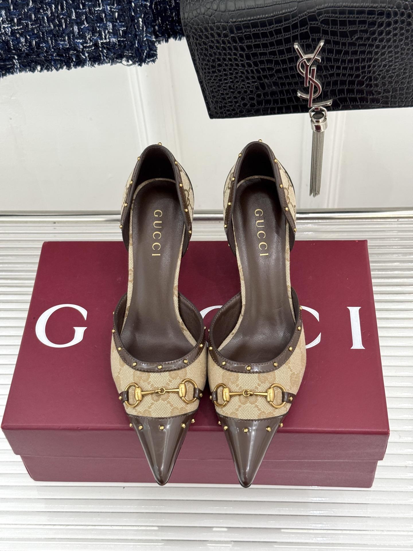 Gucci/古驰26WF新品花马衔扣 饰铆钉尖头中空高跟凉鞋 经典马衔扣缀鞋面 金属铆钉点缀增添酷飒感 尖头线条修饰纤细 Gucci/古驰26WF新品花马衔扣 饰铆钉尖头中空高跟凉鞋 经典马衔扣缀鞋面 金属铆钉点缀增添酷飒感 尖头线条修饰纤细