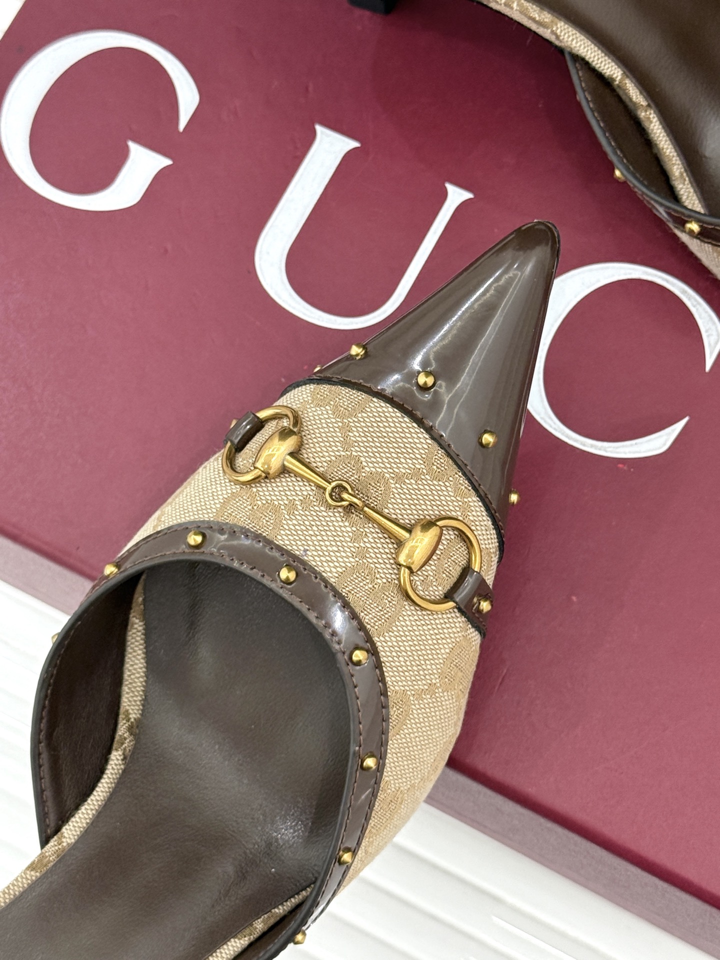 Gucci/古驰26WF新品花马衔扣 饰铆钉尖头中空高跟凉鞋 经典马衔扣缀鞋面 金属铆钉点缀增添酷飒感 尖头线条修饰纤细 Gucci/古驰26WF新品花马衔扣 饰铆钉尖头中空高跟凉鞋 经典马衔扣缀鞋面 金属铆钉点缀增添酷飒感 尖头线条修饰纤细