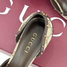 Gucci/古驰26WF新品花马衔扣 饰铆钉尖头中空高跟凉鞋 经典马衔扣缀鞋面 金属铆钉点缀增添酷飒感 尖头线条修饰纤细 Gucci/古驰26WF新品花马衔扣 饰铆钉尖头中空高跟凉鞋 经典马衔扣缀鞋面 金属铆钉点缀增添酷飒感 尖头线条修饰纤细