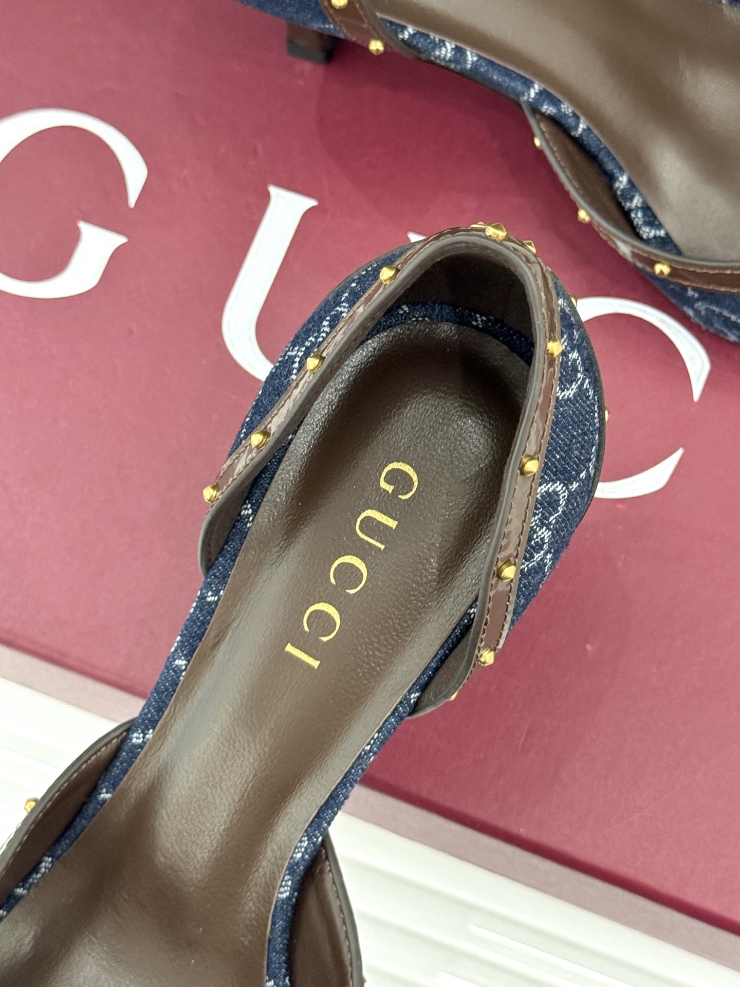 Gucci/古驰26WF新品花马衔扣 饰铆钉尖头中空高跟凉鞋 经典马衔扣缀鞋面 金属铆钉点缀增添酷飒感 尖头线条修饰纤细 Gucci/古驰26WF新品花马衔扣 饰铆钉尖头中空高跟凉鞋 经典马衔扣缀鞋面 金属铆钉点缀增添酷飒感 尖头线条修饰纤细