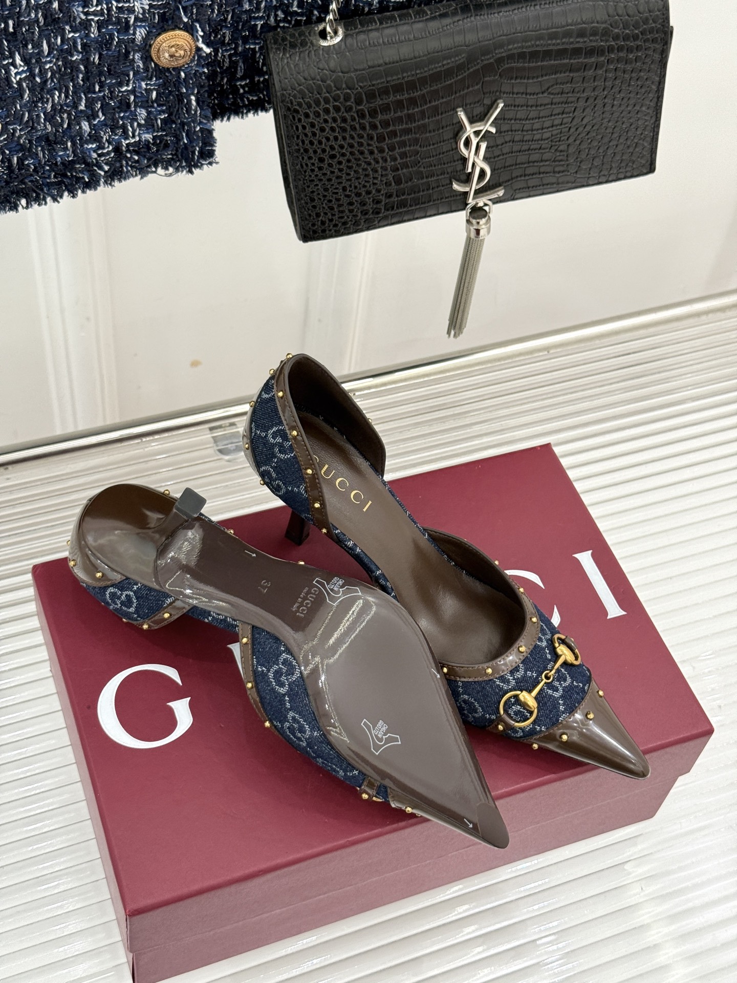Gucci/古驰26WF新品花马衔扣 饰铆钉尖头中空高跟凉鞋 经典马衔扣缀鞋面 金属铆钉点缀增添酷飒感 尖头线条修饰纤细 Gucci/古驰26WF新品花马衔扣 饰铆钉尖头中空高跟凉鞋 经典马衔扣缀鞋面 金属铆钉点缀增添酷飒感 尖头线条修饰纤细
