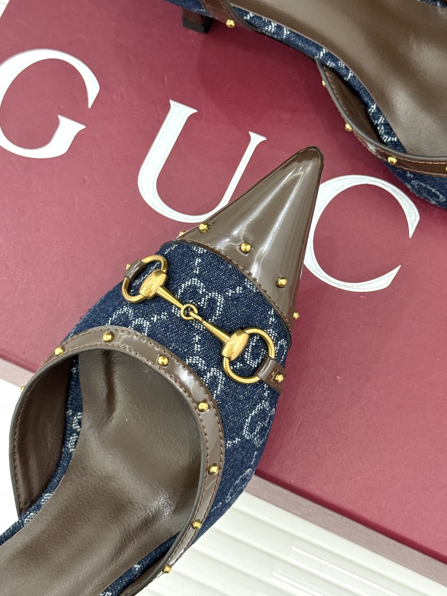 Gucci/古驰26WF新品花马衔扣 饰铆钉尖头中空高跟凉鞋 经典马衔扣缀鞋面 金属铆钉点缀增添酷飒感 尖头线条修饰纤细 Gucci/古驰26WF新品花马衔扣 饰铆钉尖头中空高跟凉鞋 经典马衔扣缀鞋面 金属铆钉点缀增添酷飒感 尖头线条修饰纤细