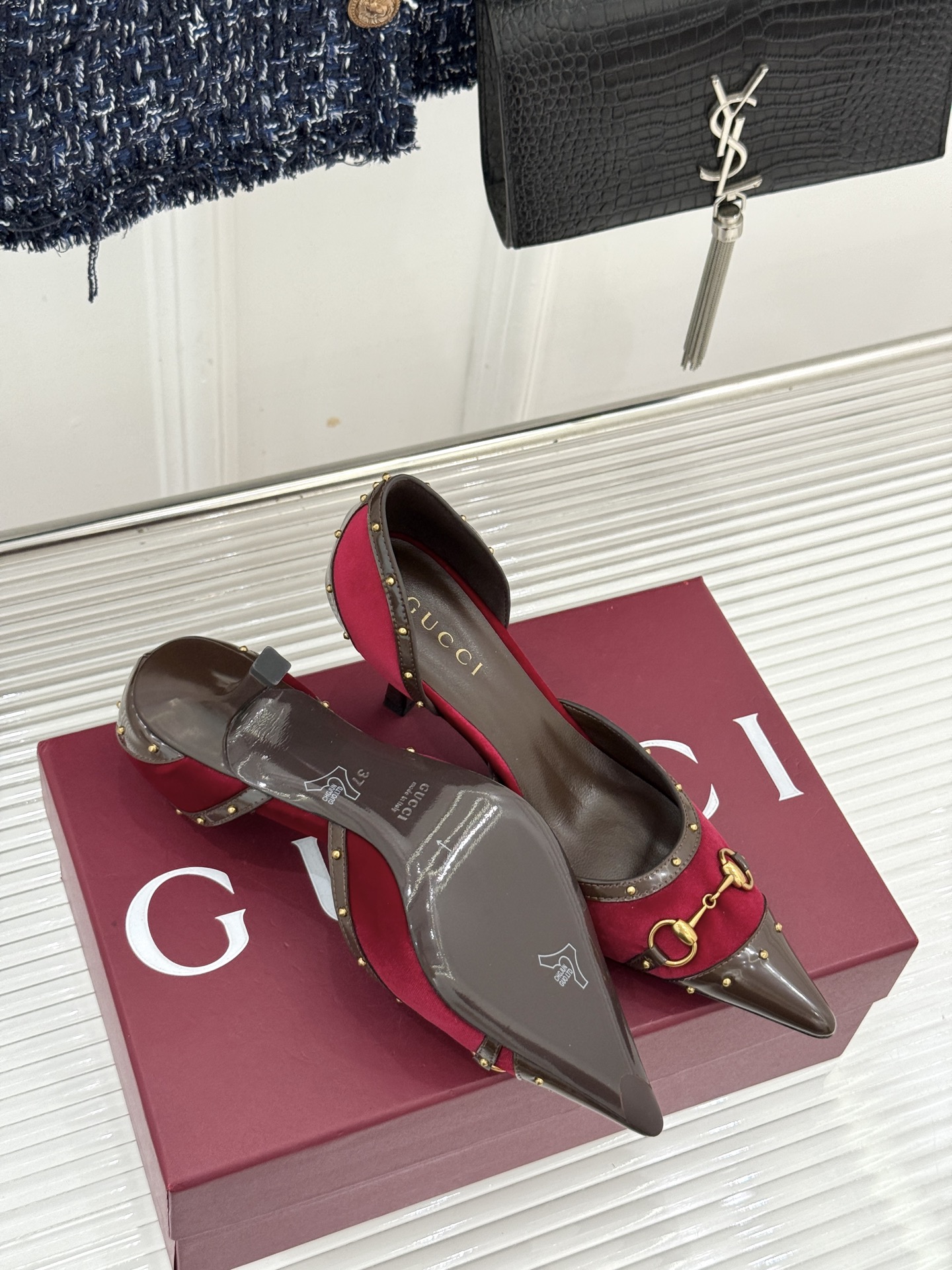 Gucci/古驰26WF新品花马衔扣 饰铆钉尖头中空高跟凉鞋 经典马衔扣缀鞋面 金属铆钉点缀增添酷飒感 尖头线条修饰纤细