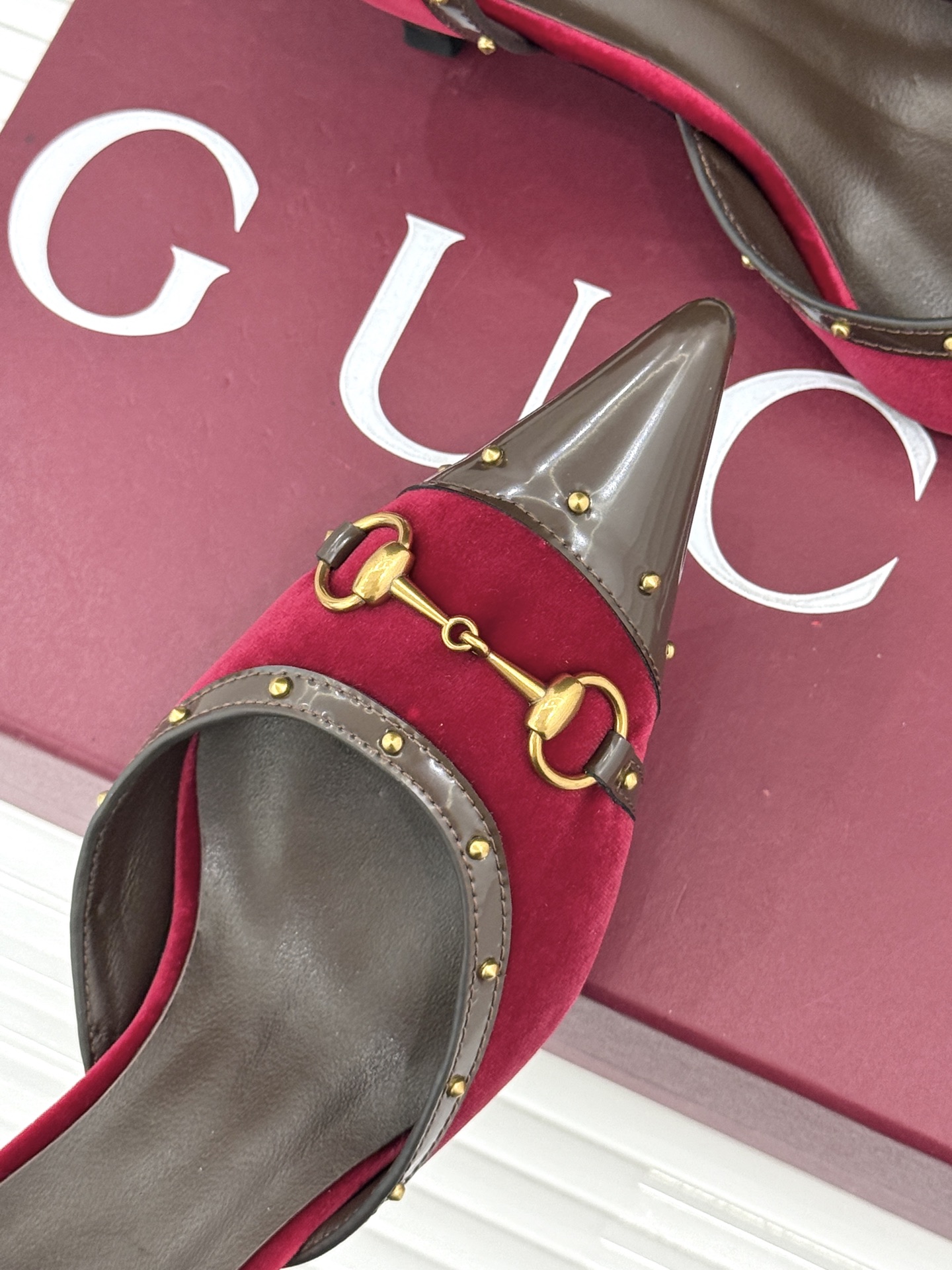 Gucci/古驰26WF新品花马衔扣 饰铆钉尖头中空高跟凉鞋 经典马衔扣缀鞋面 金属铆钉点缀增添酷飒感 尖头线条修饰纤细