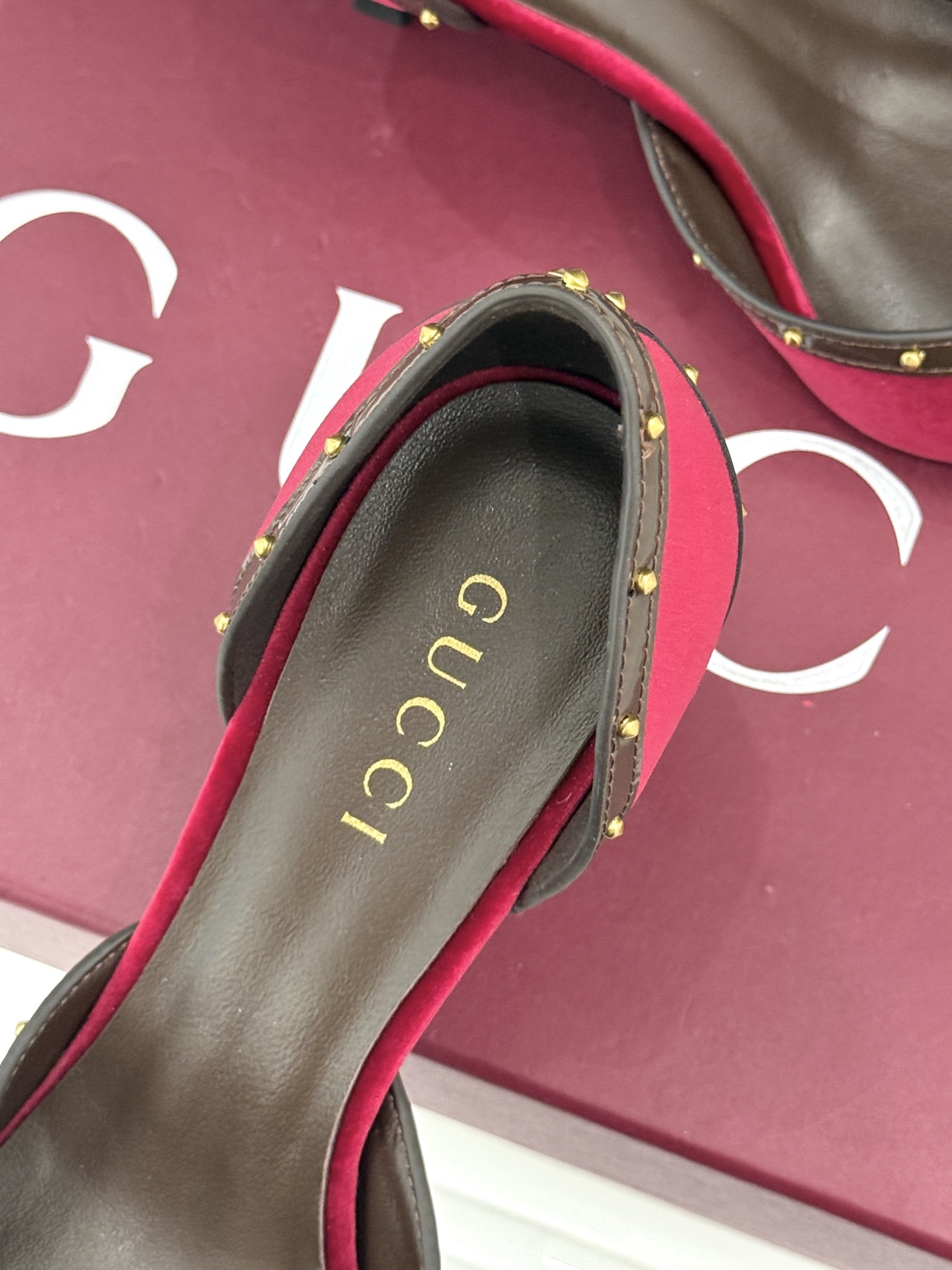 Gucci/古驰26WF新品花马衔扣 饰铆钉尖头中空高跟凉鞋 经典马衔扣缀鞋面 金属铆钉点缀增添酷飒感 尖头线条修饰纤细