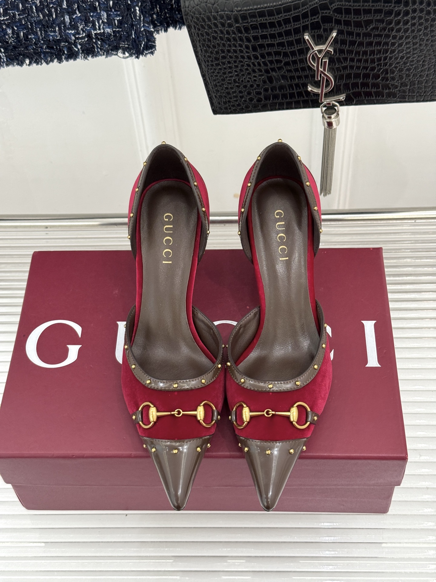 Gucci/古驰26WF新品花马衔扣 饰铆钉尖头中空高跟凉鞋 经典马衔扣缀鞋面 金属铆钉点缀增添酷飒感 尖头线条修饰纤细