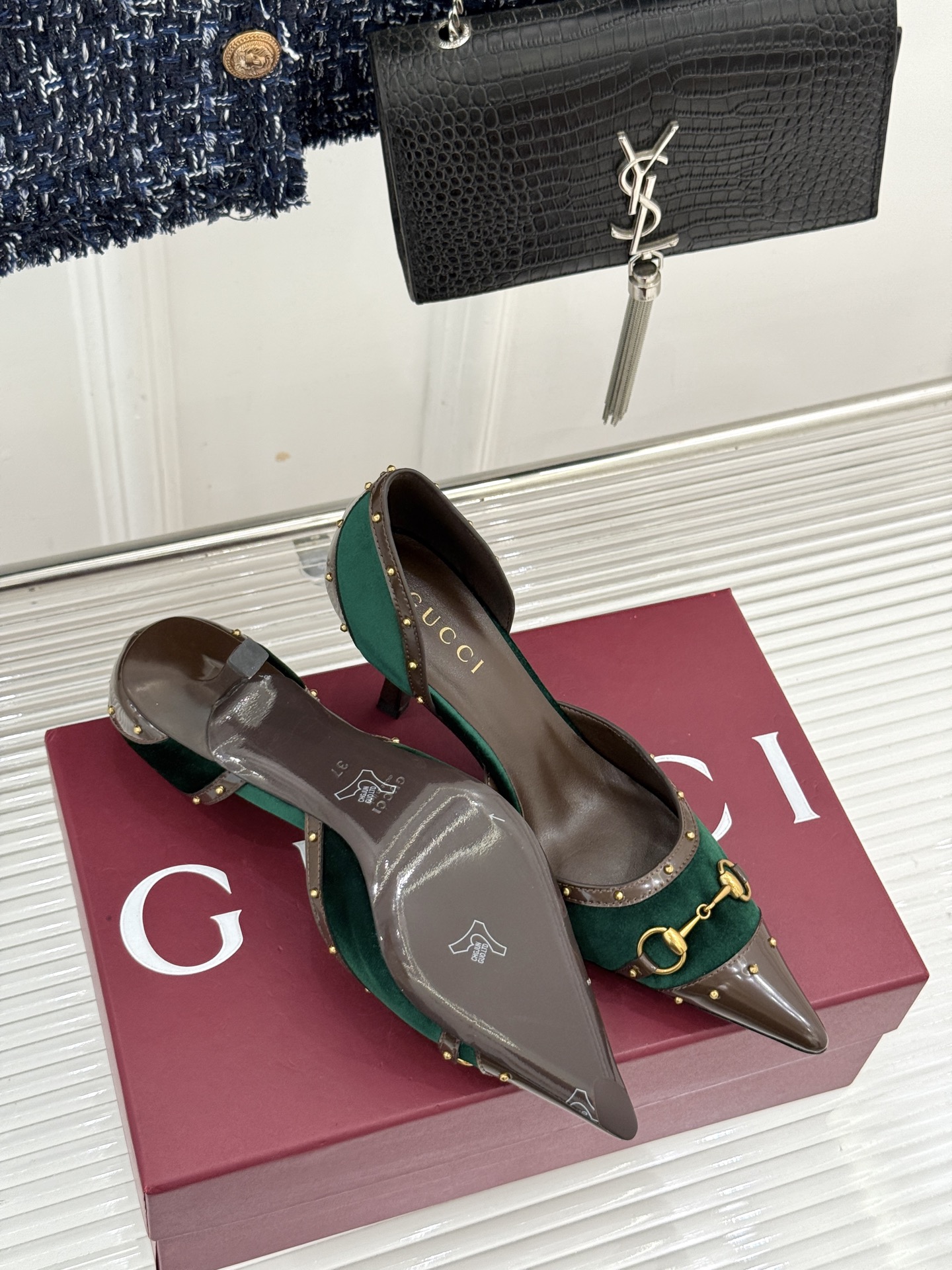 Gucci/古驰26WF新品花马衔扣 饰铆钉尖头中空高跟凉鞋 经典马衔扣缀鞋面 金属铆钉点缀增添酷飒感 尖头线条修饰纤细 Gucci/古驰26WF新品花马衔扣 饰铆钉尖头中空高跟凉鞋 经典马衔扣缀鞋面 金属铆钉点缀增添酷飒感 尖头线条修饰纤细
