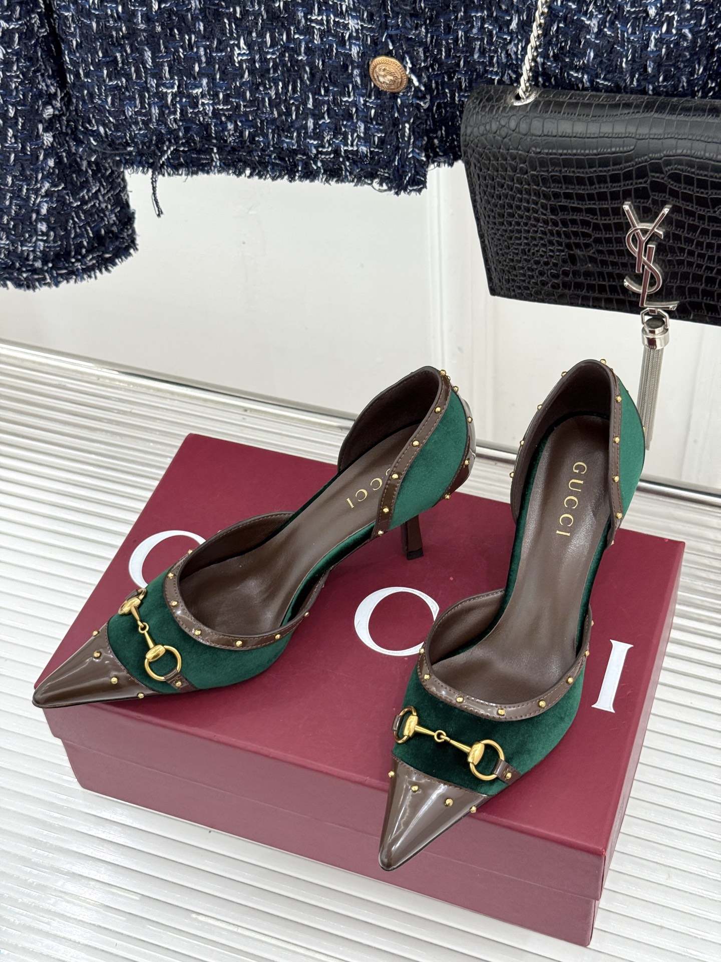 Gucci/古驰26WF新品花马衔扣 饰铆钉尖头中空高跟凉鞋 经典马衔扣缀鞋面 金属铆钉点缀增添酷飒感 尖头线条修饰纤细 Gucci/古驰26WF新品花马衔扣 饰铆钉尖头中空高跟凉鞋 经典马衔扣缀鞋面 金属铆钉点缀增添酷飒感 尖头线条修饰纤细
