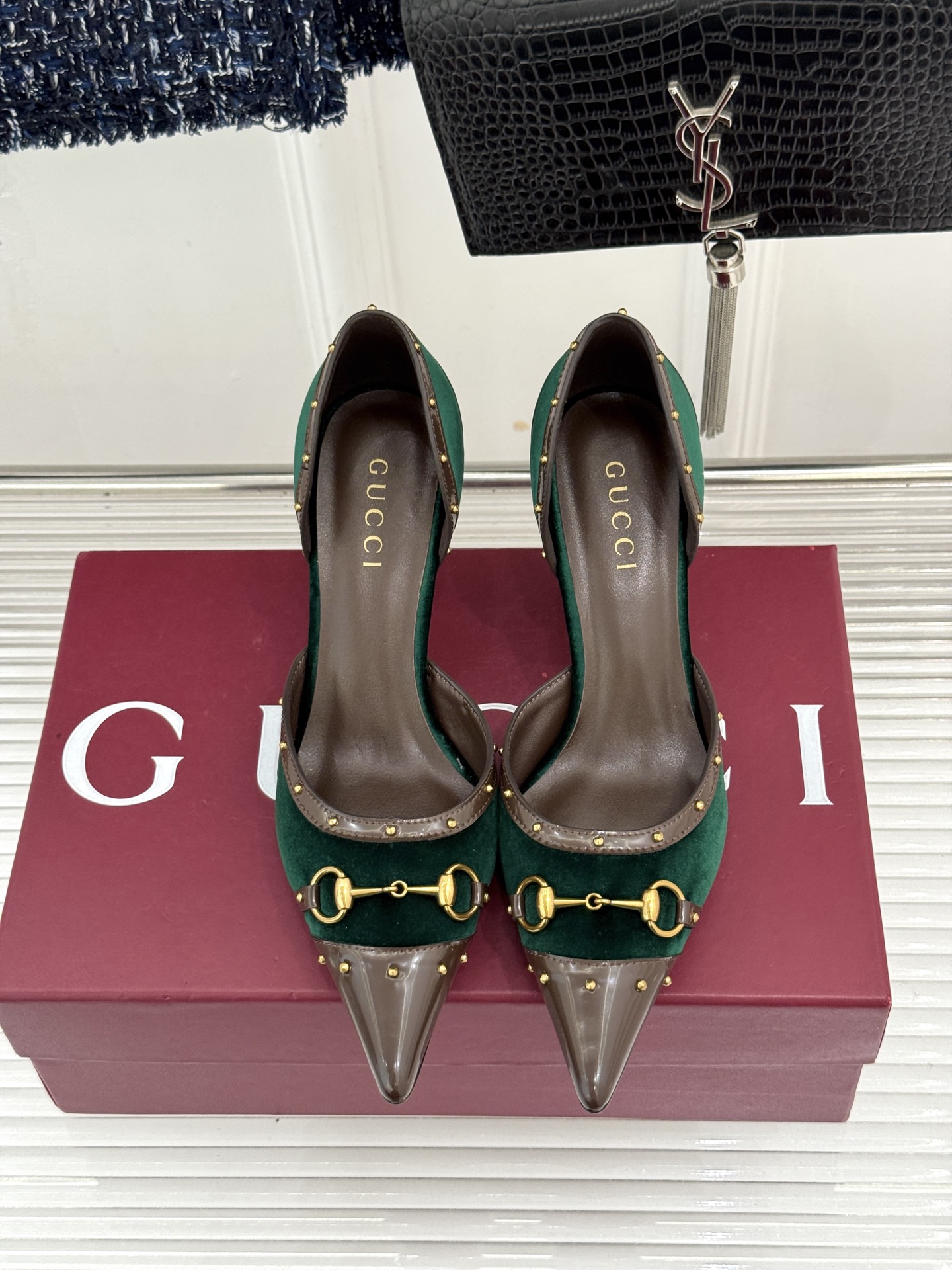 Gucci/古驰26WF新品花马衔扣 饰铆钉尖头中空高跟凉鞋 经典马衔扣缀鞋面 金属铆钉点缀增添酷飒感 尖头线条修饰纤细 Gucci/古驰26WF新品花马衔扣 饰铆钉尖头中空高跟凉鞋 经典马衔扣缀鞋面 金属铆钉点缀增添酷飒感 尖头线条修饰纤细