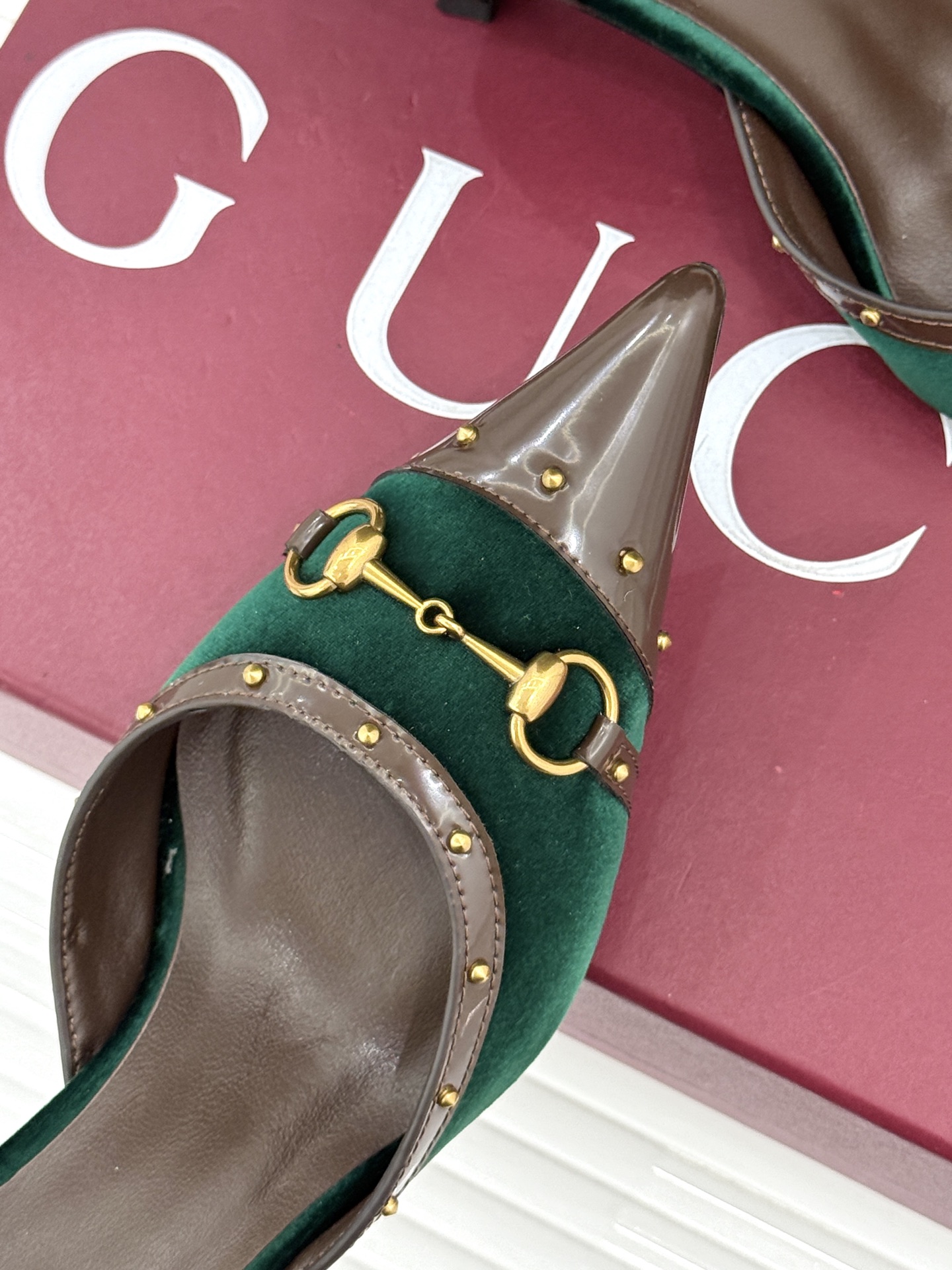 Gucci/古驰26WF新品花马衔扣 饰铆钉尖头中空高跟凉鞋 经典马衔扣缀鞋面 金属铆钉点缀增添酷飒感 尖头线条修饰纤细 Gucci/古驰26WF新品花马衔扣 饰铆钉尖头中空高跟凉鞋 经典马衔扣缀鞋面 金属铆钉点缀增添酷飒感 尖头线条修饰纤细