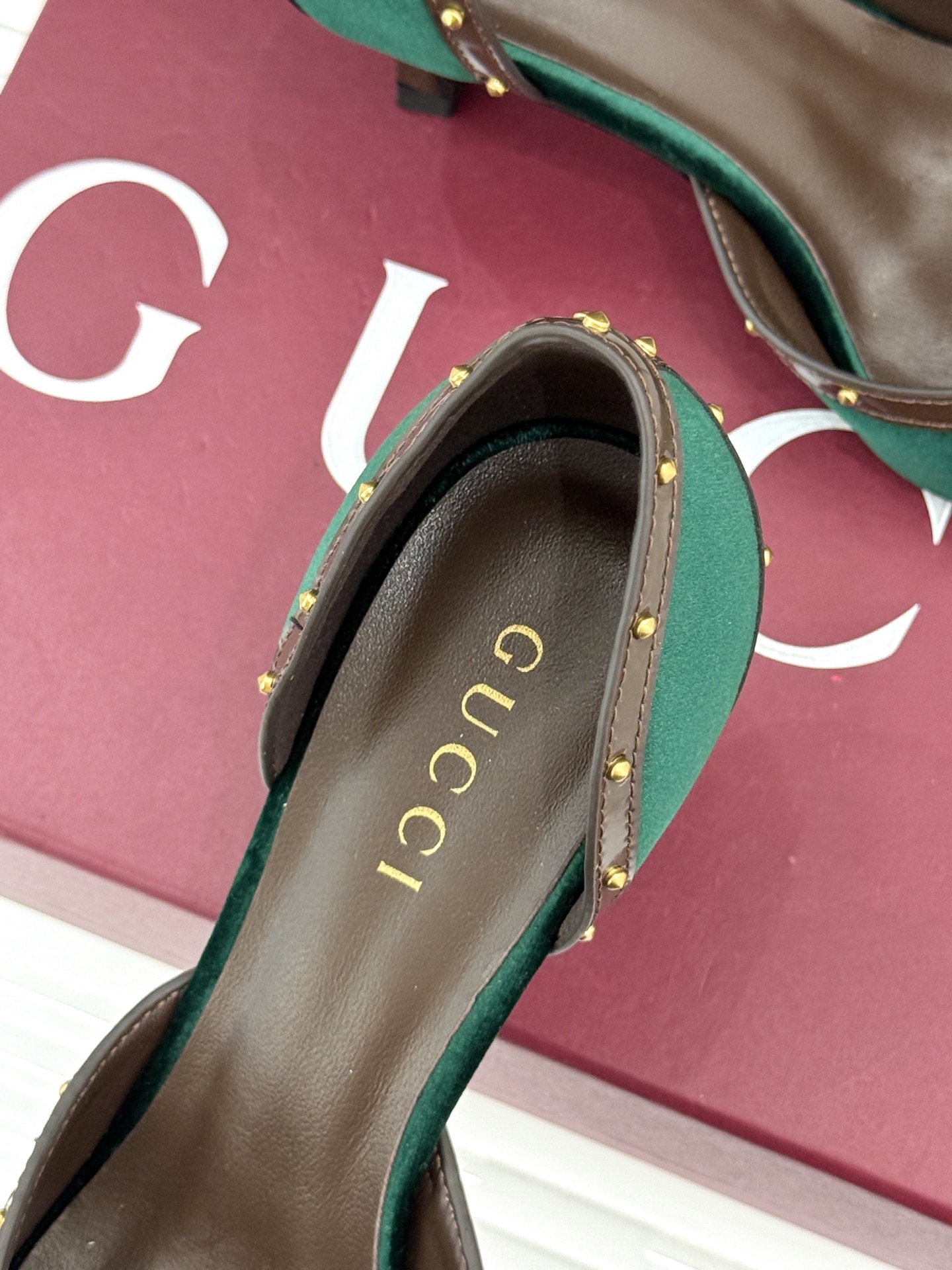 Gucci/古驰26WF新品花马衔扣 饰铆钉尖头中空高跟凉鞋 经典马衔扣缀鞋面 金属铆钉点缀增添酷飒感 尖头线条修饰纤细 Gucci/古驰26WF新品花马衔扣 饰铆钉尖头中空高跟凉鞋 经典马衔扣缀鞋面 金属铆钉点缀增添酷飒感 尖头线条修饰纤细