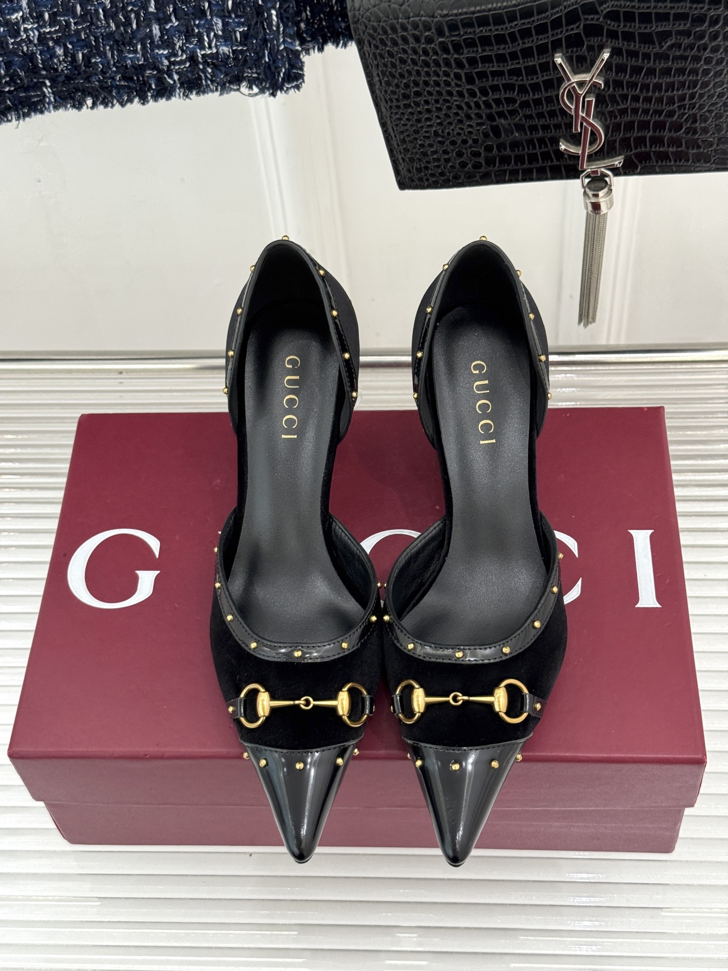 Gucci/古驰26WF新品花马衔扣 饰铆钉尖头中空高跟凉鞋 经典马衔扣缀鞋面 金属铆钉点缀增添酷飒感 尖头线条修饰纤细 Gucci/古驰26WF新品花马衔扣 饰铆钉尖头中空高跟凉鞋 经典马衔扣缀鞋面 金属铆钉点缀增添酷飒感 尖头线条修饰纤细