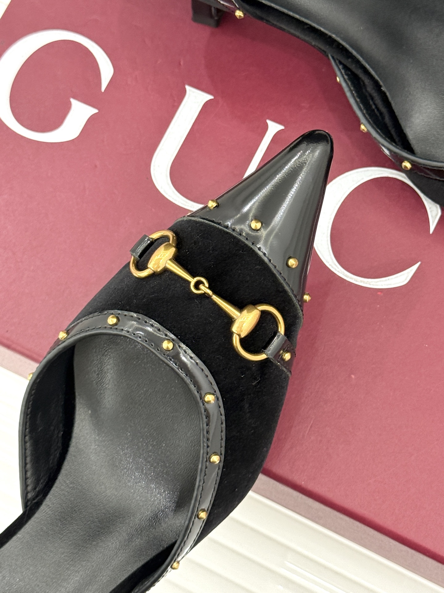 Gucci/古驰26WF新品花马衔扣 饰铆钉尖头中空高跟凉鞋 经典马衔扣缀鞋面 金属铆钉点缀增添酷飒感 尖头线条修饰纤细 Gucci/古驰26WF新品花马衔扣 饰铆钉尖头中空高跟凉鞋 经典马衔扣缀鞋面 金属铆钉点缀增添酷飒感 尖头线条修饰纤细