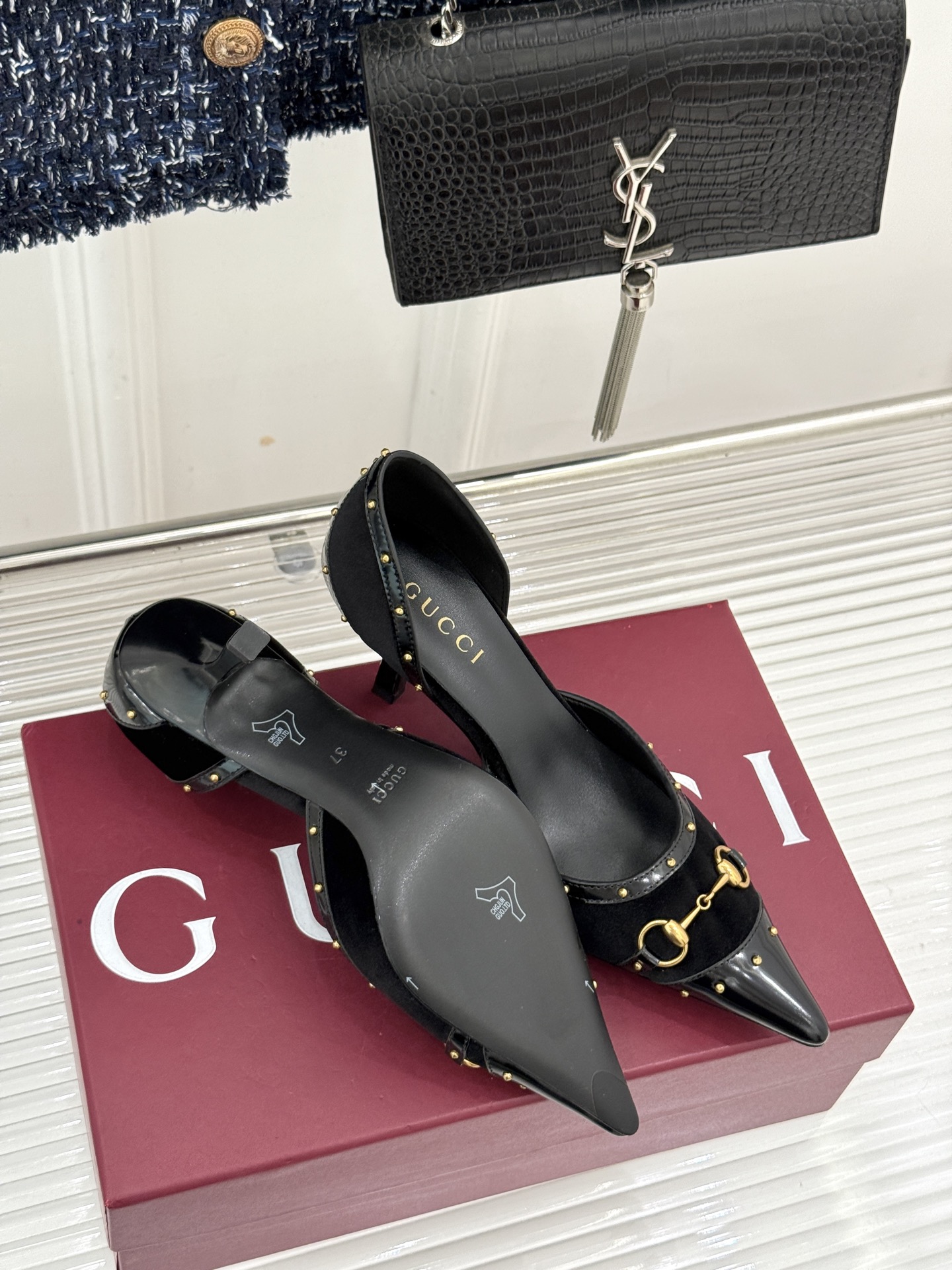 Gucci/古驰26WF新品花马衔扣 饰铆钉尖头中空高跟凉鞋 经典马衔扣缀鞋面 金属铆钉点缀增添酷飒感 尖头线条修饰纤细 Gucci/古驰26WF新品花马衔扣 饰铆钉尖头中空高跟凉鞋 经典马衔扣缀鞋面 金属铆钉点缀增添酷飒感 尖头线条修饰纤细