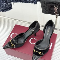 Gucci/古驰26WF新品花马衔扣 饰铆钉尖头中空高跟凉鞋 经典马衔扣缀鞋面 金属铆钉点缀增添酷飒感 尖头线条修饰纤细 Gucci/古驰26WF新品花马衔扣 饰铆钉尖头中空高跟凉鞋 经典马衔扣缀鞋面 金属铆钉点缀增添酷飒感 尖头线条修饰纤细