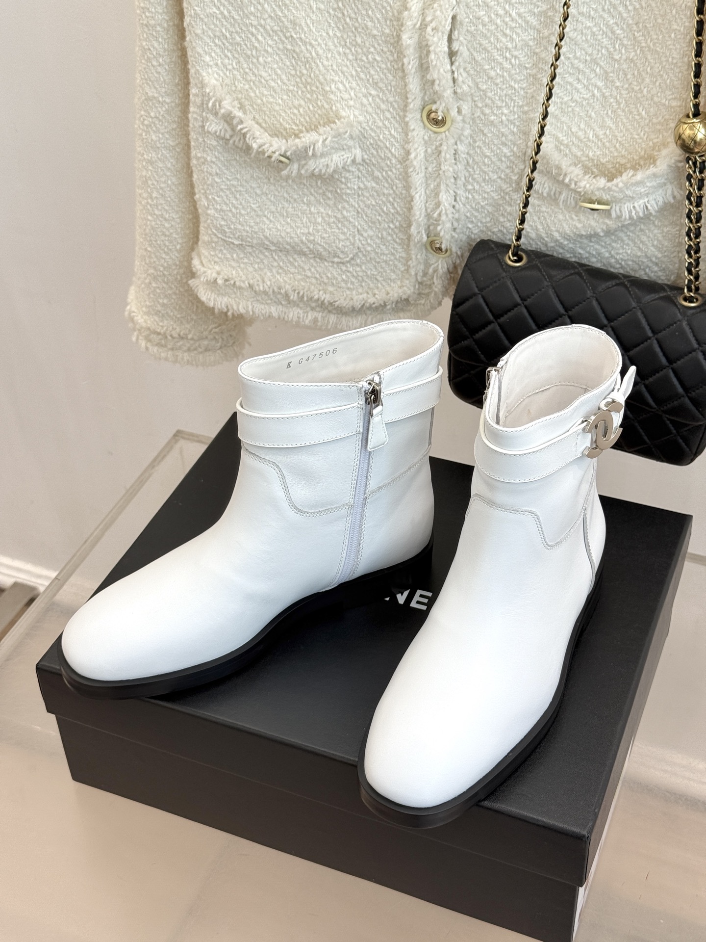 CHANE*|小香26B新品双C 金属皮带扣骑士靴短靴 双C金属皮带扣点睛 牛皮靴身细腻有光泽 上脚秒变直腿精 酷飒糅合 CHANE*|小香26B新品双C 金属皮带扣骑士靴短靴 双C金属皮带扣点睛 牛皮靴身细腻有光泽 上脚秒变直腿精 酷飒糅合