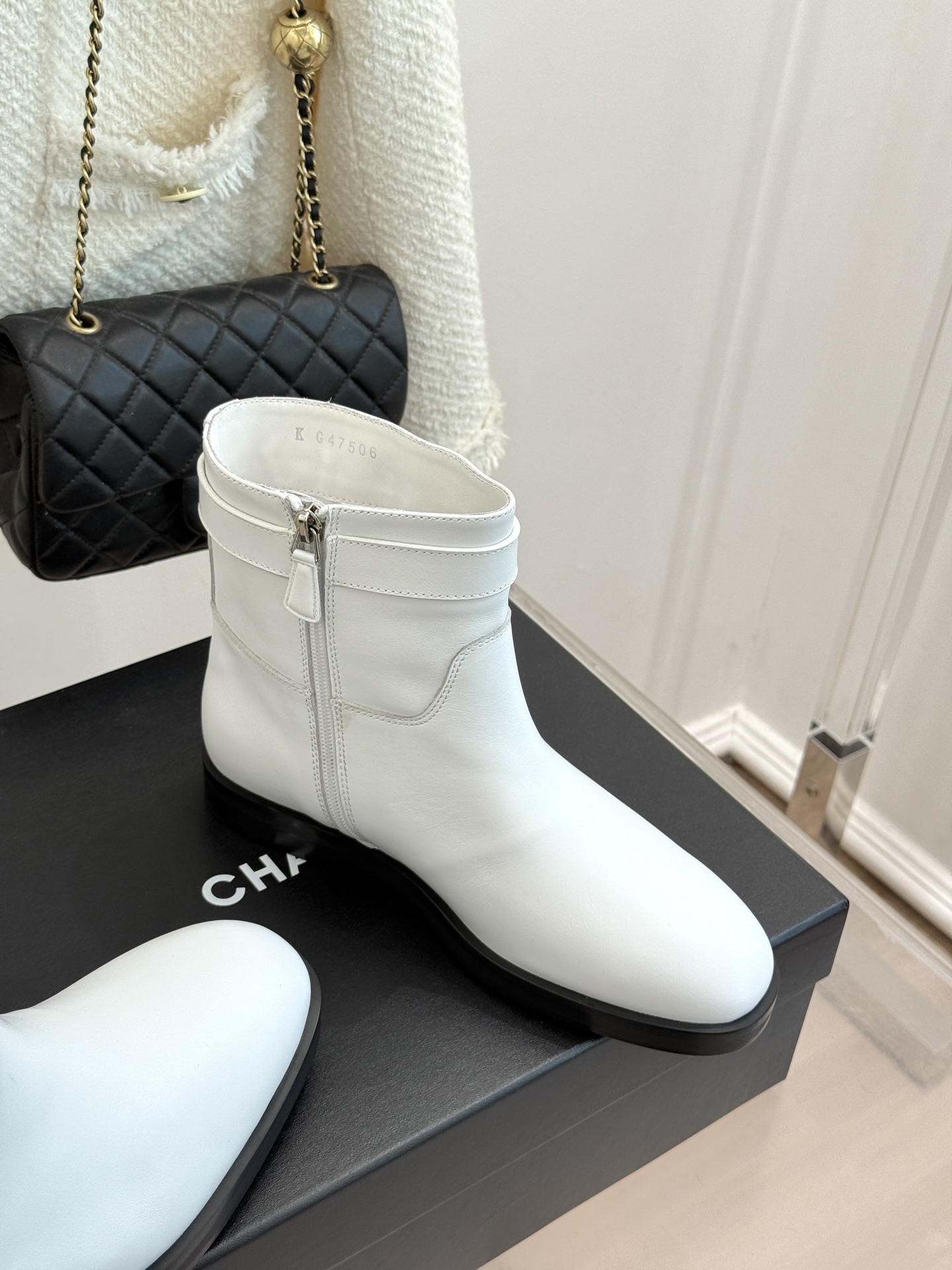 CHANE*|小香26B新品双C 金属皮带扣骑士靴短靴 双C金属皮带扣点睛 牛皮靴身细腻有光泽 上脚秒变直腿精 酷飒糅合 CHANE*|小香26B新品双C 金属皮带扣骑士靴短靴 双C金属皮带扣点睛 牛皮靴身细腻有光泽 上脚秒变直腿精 酷飒糅合