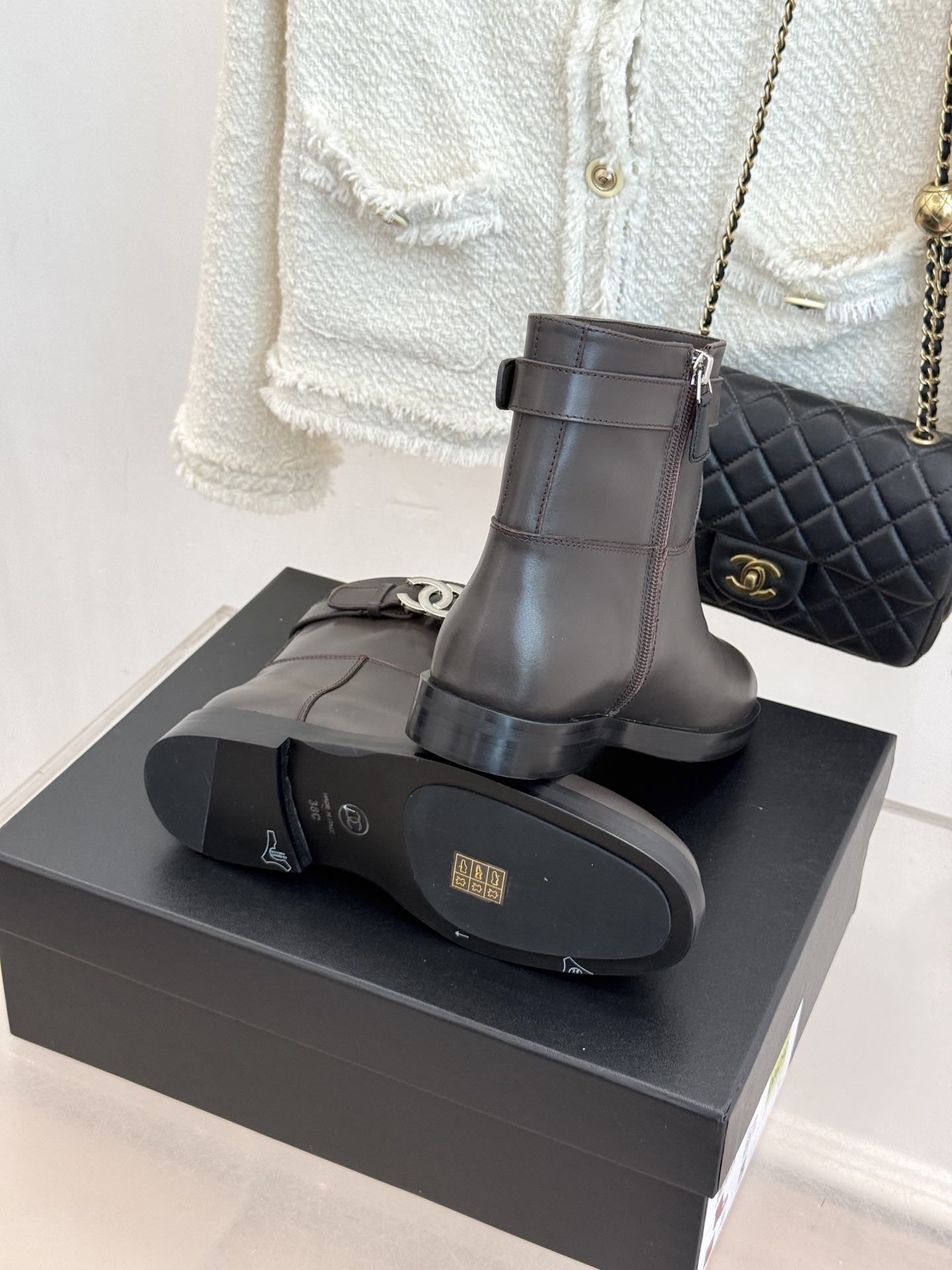 CHANE*｜小香26B新品双C 金属皮带扣骑士靴短靴 双C金属皮带扣点睛 牛皮靴身细腻有光泽 上脚秒变直腿精 酷飒糅合