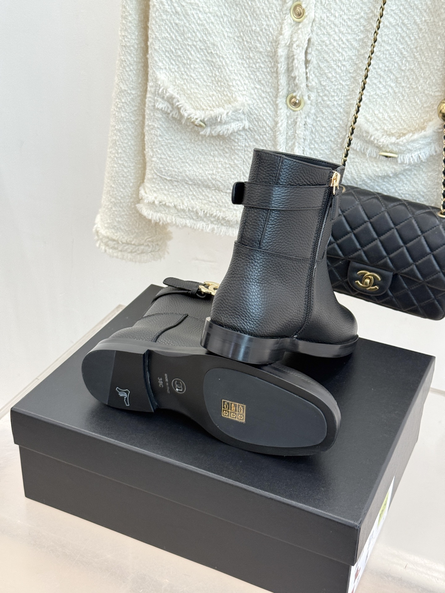 CHANE*|小香26B新品双C 金属皮带扣骑士靴短靴 双C金属皮带扣点睛 牛皮靴身细腻有光泽 上脚秒变直腿精 酷飒糅合 CHANE*|小香26B新品双C 金属皮带扣骑士靴短靴 双C金属皮带扣点睛 牛皮靴身细腻有光泽 上脚秒变直腿精 酷飒糅合