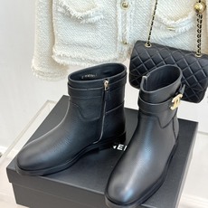 CHANE*|小香26B新品双C 金属皮带扣骑士靴短靴 双C金属皮带扣点睛 牛皮靴身细腻有光泽 上脚秒变直腿精 酷飒糅合 CHANE*|小香26B新品双C 金属皮带扣骑士靴短靴 双C金属皮带扣点睛 牛皮靴身细腻有光泽 上脚秒变直腿精 酷飒糅合