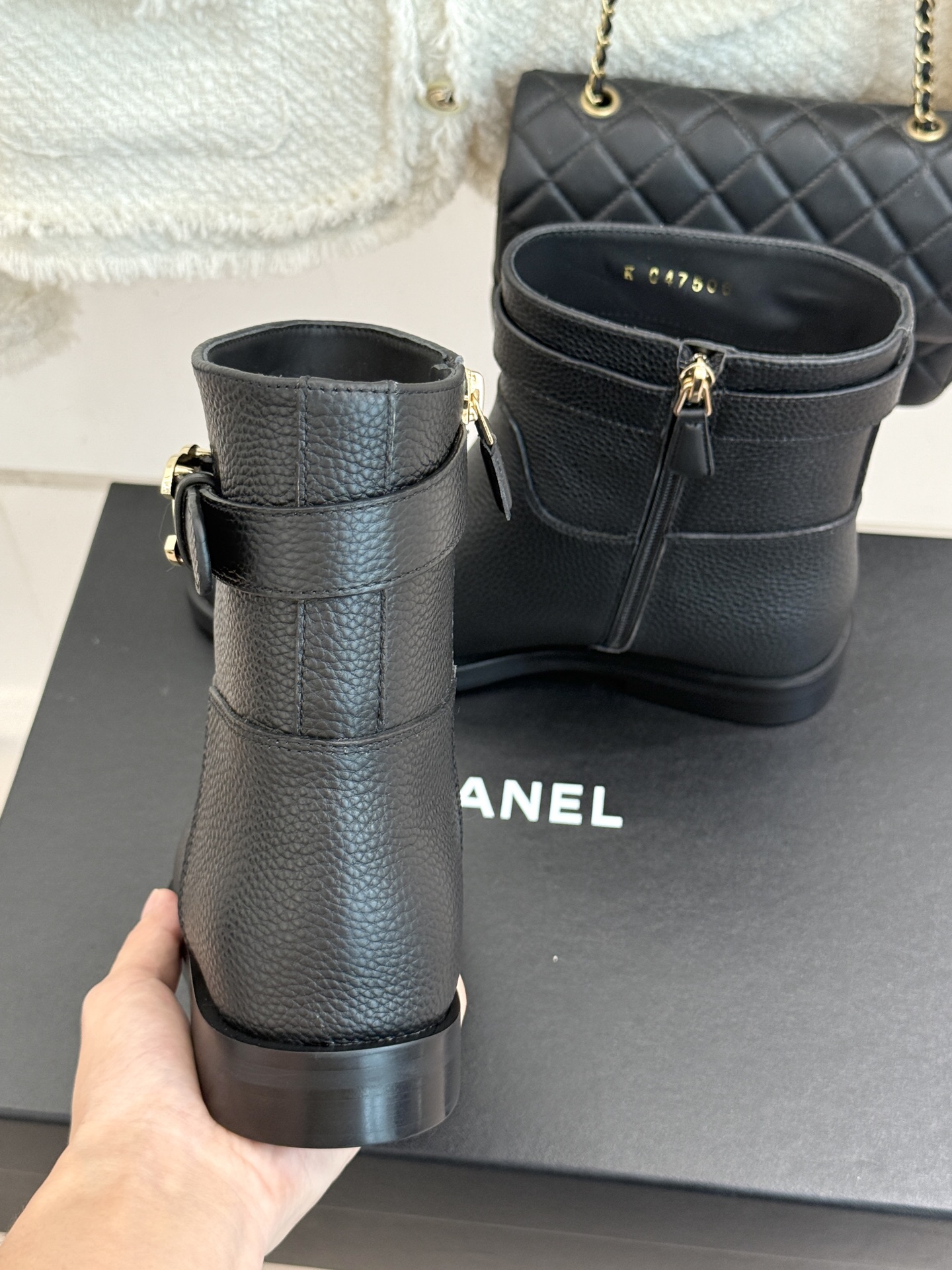 CHANE*|小香26B新品双C 金属皮带扣骑士靴短靴 双C金属皮带扣点睛 牛皮靴身细腻有光泽 上脚秒变直腿精 酷飒糅合 CHANE*|小香26B新品双C 金属皮带扣骑士靴短靴 双C金属皮带扣点睛 牛皮靴身细腻有光泽 上脚秒变直腿精 酷飒糅合