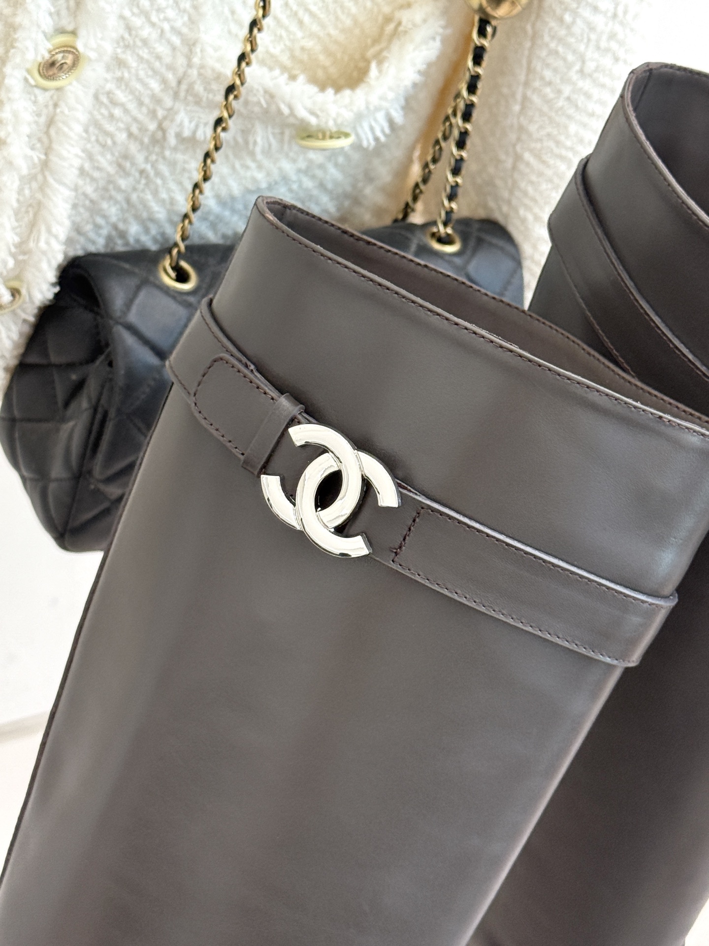 CHANE*｜小香26B新品双C 金属皮带扣骑士靴短靴 双C金属皮带扣点睛 牛皮靴身细腻有光泽 上脚秒变直腿精 酷飒糅合