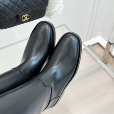 CHANE*|小香26B新品双C 金属皮带扣骑士靴短靴 双C金属皮带扣点睛 牛皮靴身细腻有光泽 上脚秒变直腿精 酷飒糅合 CHANE*|小香26B新品双C 金属皮带扣骑士靴短靴 双C金属皮带扣点睛 牛皮靴身细腻有光泽 上脚秒变直腿精 酷飒糅合