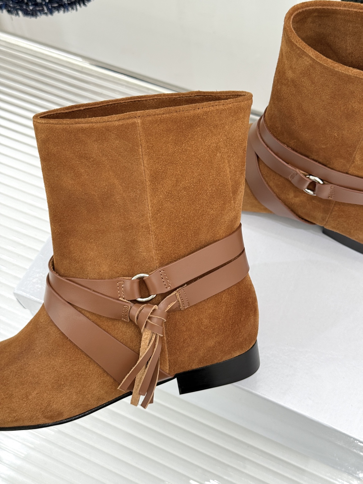 ISABEL MARANT/伊莎贝尔 26WF新品复古皮带扣短靴 秋冬造型点睛宝藏靴款 小众设计不易与人撞款 哑光绒面自 ISABEL MARANT/伊莎贝尔 26WF新品复古皮带扣短靴 秋冬造型点睛宝藏靴款 小众设计不易与人撞款 哑光绒面自