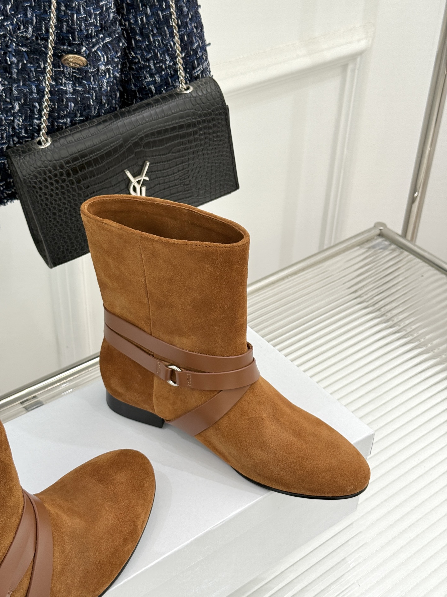 ISABEL MARANT/伊莎贝尔 26WF新品复古皮带扣短靴 秋冬造型点睛宝藏靴款 小众设计不易与人撞款 哑光绒面自 ISABEL MARANT/伊莎贝尔 26WF新品复古皮带扣短靴 秋冬造型点睛宝藏靴款 小众设计不易与人撞款 哑光绒面自