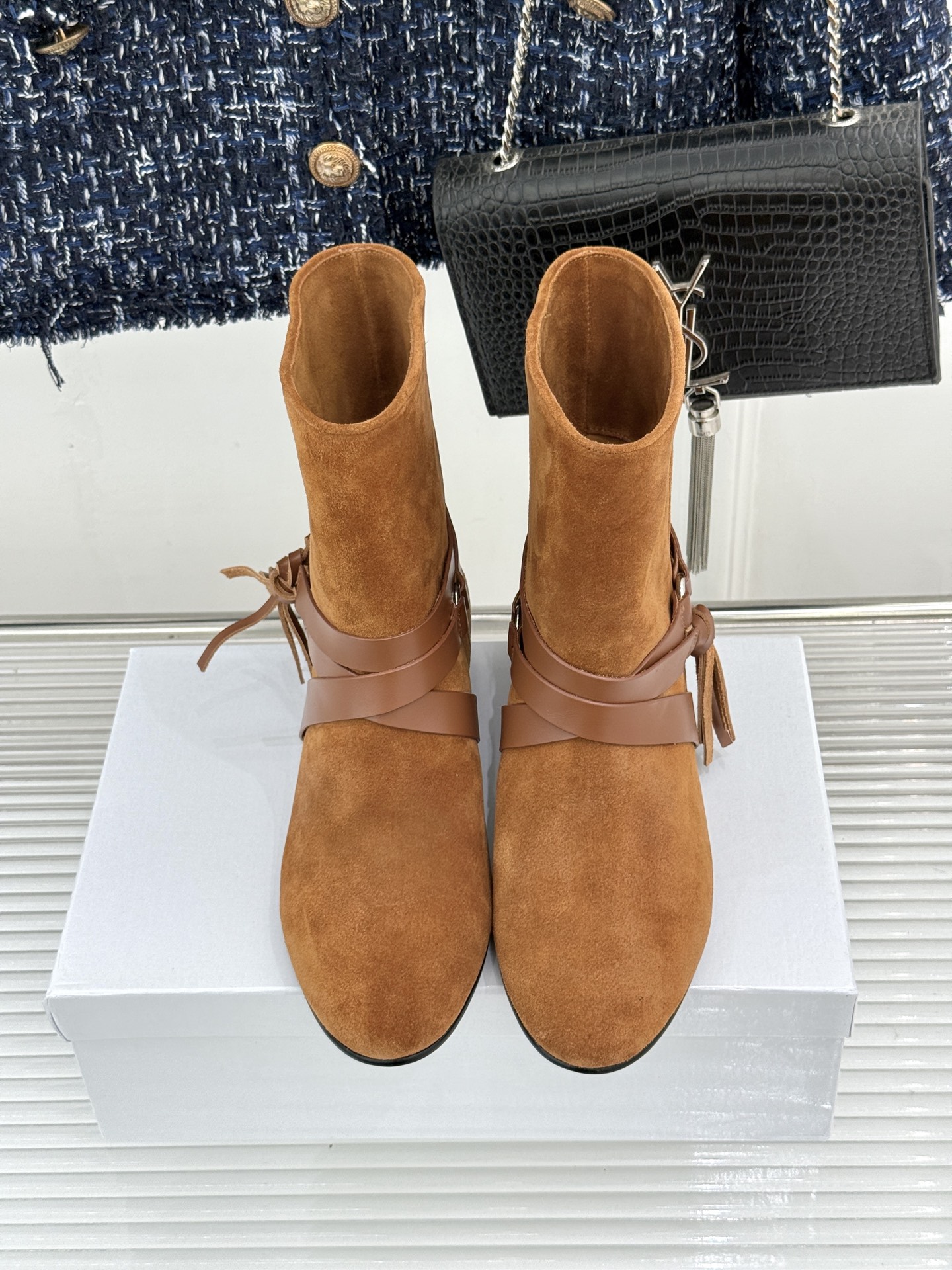 ISABEL MARANT/伊莎贝尔 26WF新品复古皮带扣短靴 秋冬造型点睛宝藏靴款 小众设计不易与人撞款 哑光绒面自 ISABEL MARANT/伊莎贝尔 26WF新品复古皮带扣短靴 秋冬造型点睛宝藏靴款 小众设计不易与人撞款 哑光绒面自