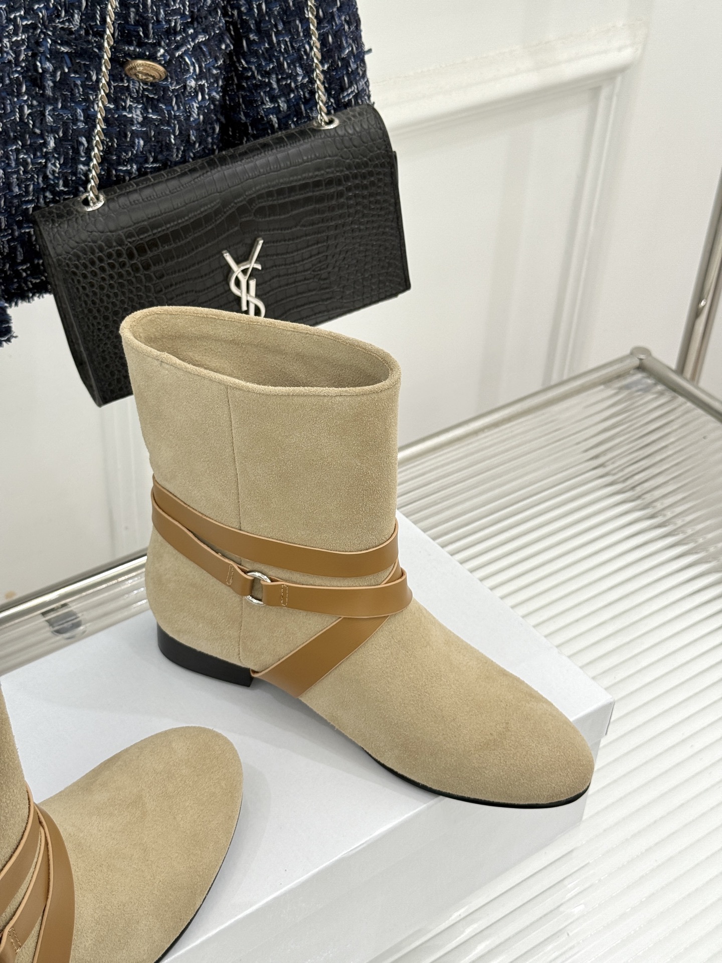ISABEL MARANT/伊莎贝尔 26WF新品复古皮带扣短靴 秋冬造型点睛宝藏靴款 小众设计不易与人撞款 哑光绒面自 ISABEL MARANT/伊莎贝尔 26WF新品复古皮带扣短靴 秋冬造型点睛宝藏靴款 小众设计不易与人撞款 哑光绒面自
