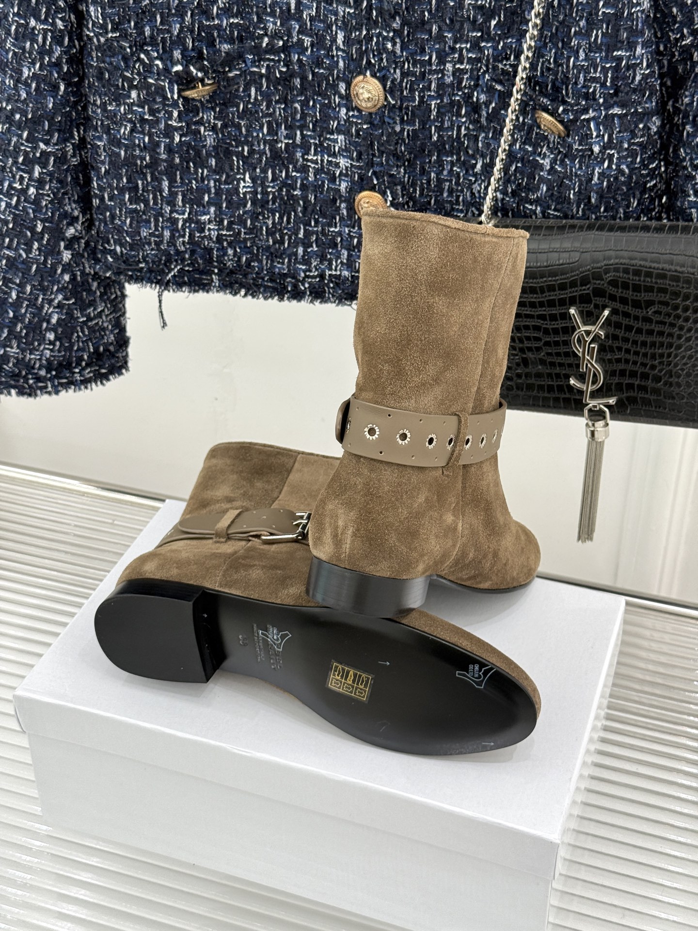 ISABEL MARANT/伊莎贝尔 26WF新品复古皮带扣短靴 秋冬造型点睛宝藏靴款 小众设计不易与人撞款 哑光绒面自 ISABEL MARANT/伊莎贝尔 26WF新品复古皮带扣短靴 秋冬造型点睛宝藏靴款 小众设计不易与人撞款 哑光绒面自