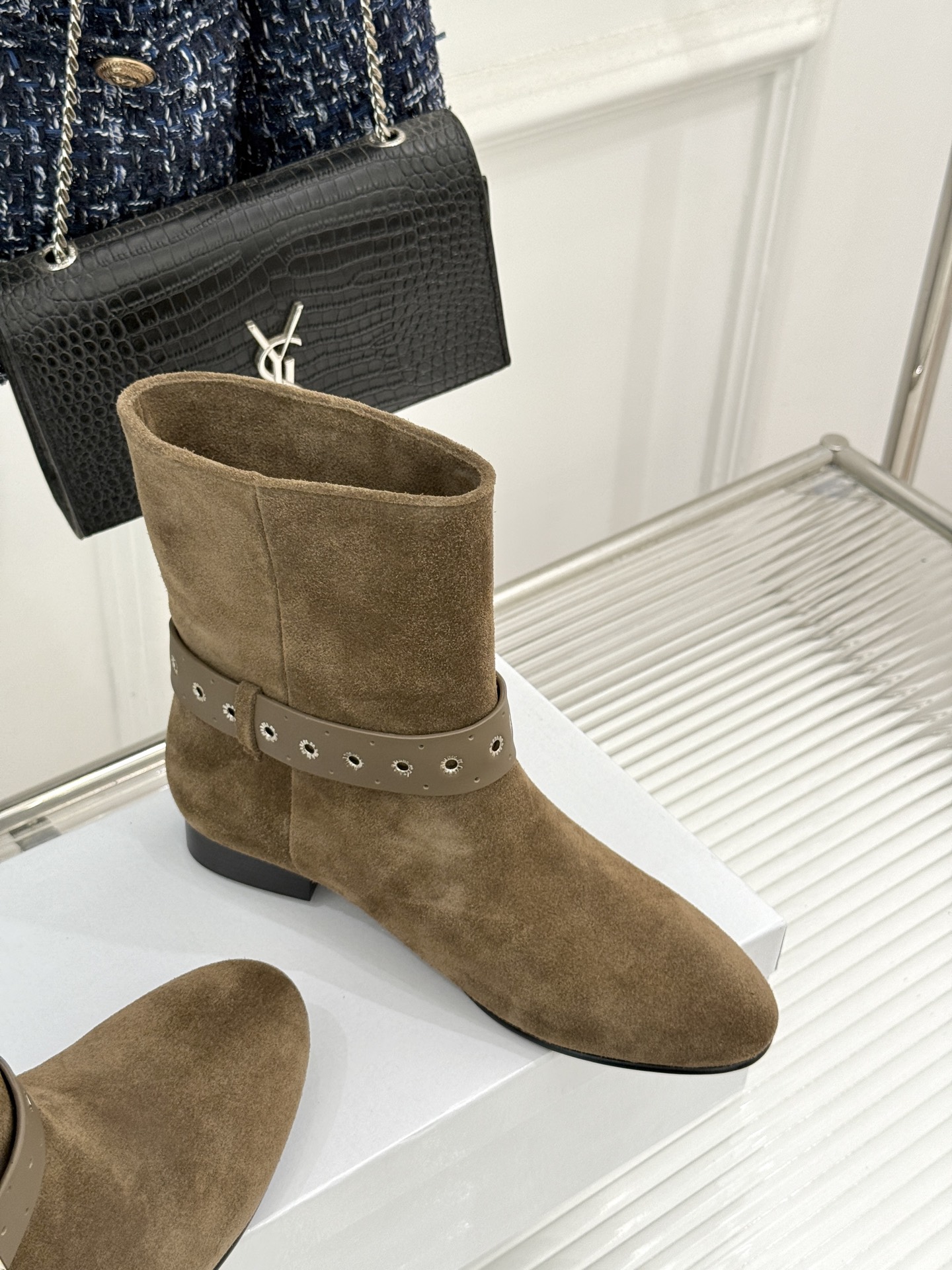 ISABEL MARANT/伊莎贝尔 26WF新品复古皮带扣短靴 秋冬造型点睛宝藏靴款 小众设计不易与人撞款 哑光绒面自 ISABEL MARANT/伊莎贝尔 26WF新品复古皮带扣短靴 秋冬造型点睛宝藏靴款 小众设计不易与人撞款 哑光绒面自