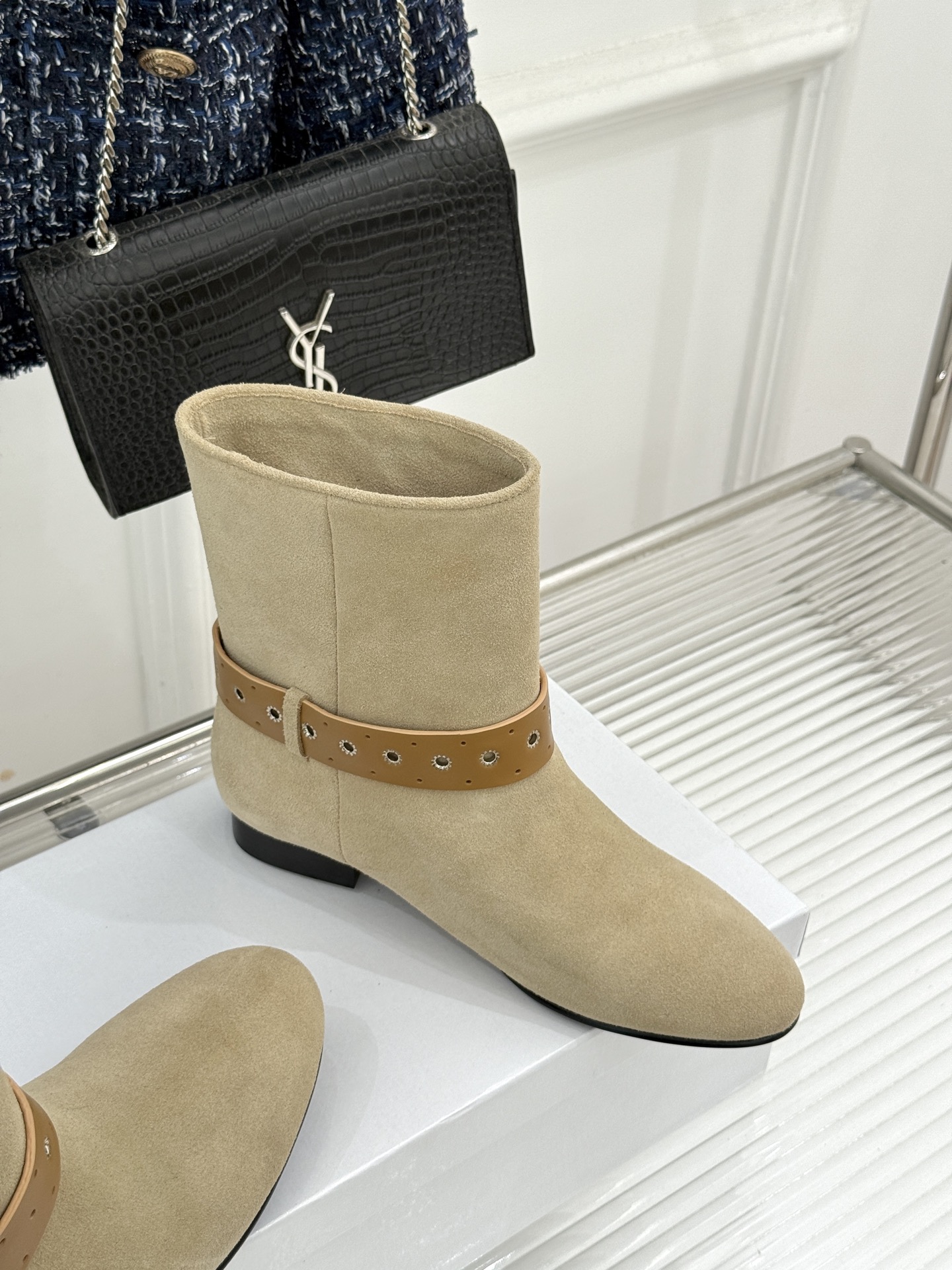 ISABEL MARANT/伊莎贝尔 26WF新品复古皮带扣短靴 秋冬造型点睛宝藏靴款 小众设计不易与人撞款 哑光绒面自 ISABEL MARANT/伊莎贝尔 26WF新品复古皮带扣短靴 秋冬造型点睛宝藏靴款 小众设计不易与人撞款 哑光绒面自