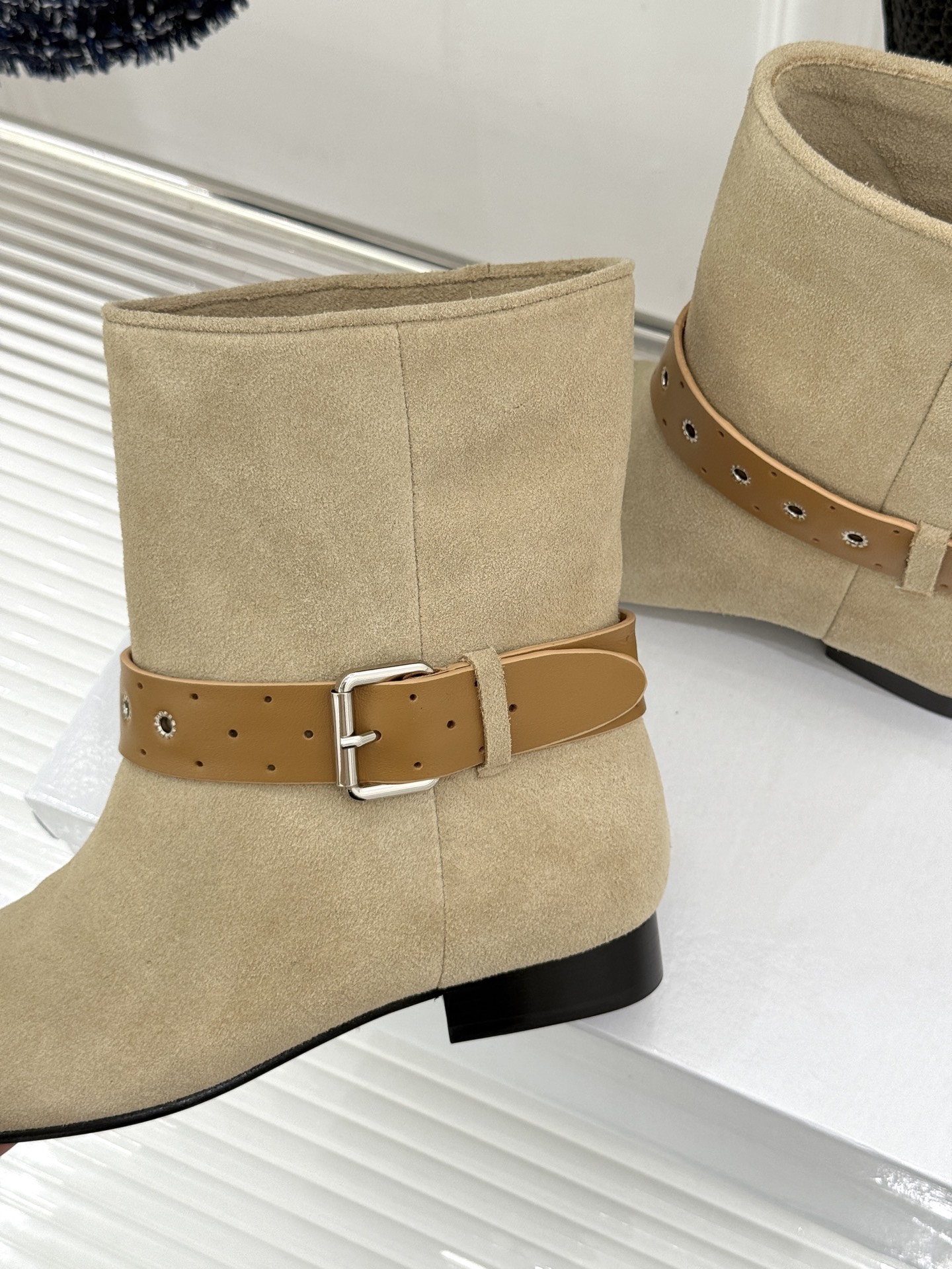 ISABEL MARANT/伊莎贝尔 26WF新品复古皮带扣短靴 秋冬造型点睛宝藏靴款 小众设计不易与人撞款 哑光绒面自 ISABEL MARANT/伊莎贝尔 26WF新品复古皮带扣短靴 秋冬造型点睛宝藏靴款 小众设计不易与人撞款 哑光绒面自
