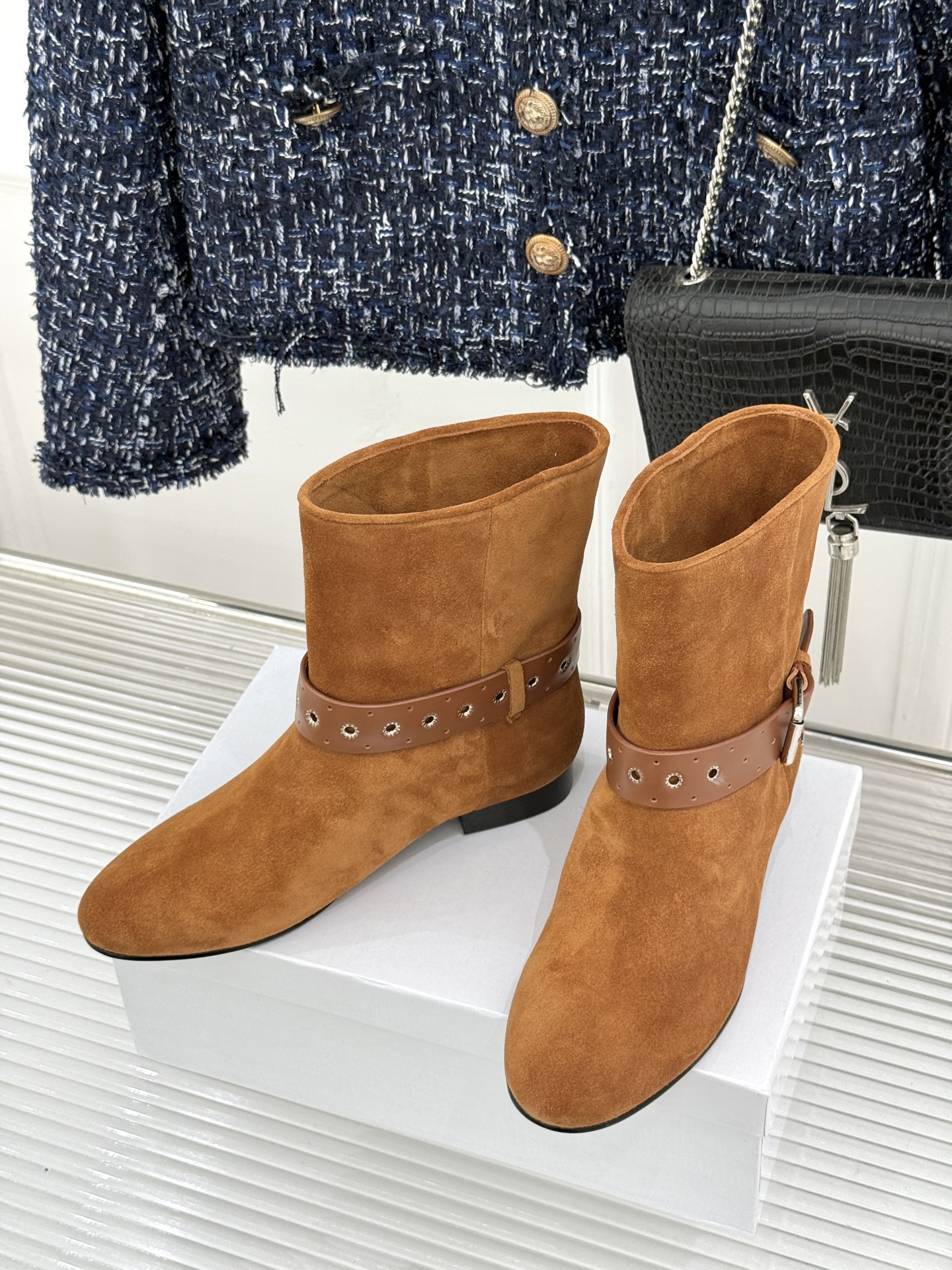 ISABEL MARANT/伊莎贝尔 26WF新品复古皮带扣短靴 秋冬造型点睛宝藏靴款 小众设计不易与人撞款 哑光绒面自 ISABEL MARANT/伊莎贝尔 26WF新品复古皮带扣短靴 秋冬造型点睛宝藏靴款 小众设计不易与人撞款 哑光绒面自