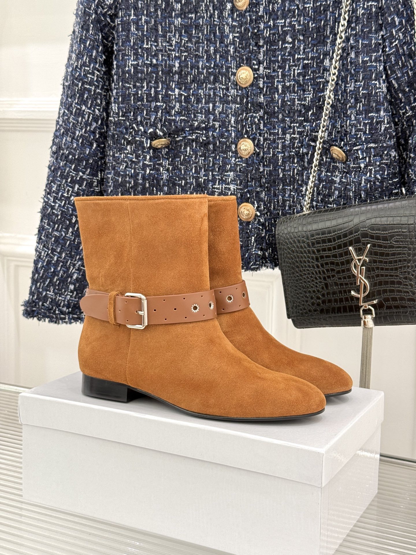 NO:957877,ISABEL MARANT/Isabelle 26WF new retro belt buckle short boots, a treasure boot style that is the finishing touch in autumn and winter styles. The niche design is not easy to conflict with others. The matte suede surface comes with a retro filter. The metal belt buckle embellishes the boot body. The French lazy atmosphere directly fills the body. The soft boot shape modifies the calf line and the upper foot is neat and does not show bloated legs. The suede leather is selected to have a mellow touch. It combines uninhibited and gentle temperament. It is romantic and charming with a long skirt.  Wear it casually with denim and have an attitude. It is easy to handle when commuting and walking on the street. It is stable and wearable for a long time without feeling tired. The retro accent is highly recognizable. A relaxed atmosphere can be easily created. It is a must-have for lovers of French style. Big-name craftsmanship is hidden in the details. It is durable and practical to wear, and is not afraid of changing trends. It has an exclusive retro flavor as you travel through time!  The upper is made of original customized material, the inner pads are all sheepskin, and the genuine leather outsole imported from Italy Size35-39 (customized 40/41) No. 81220260803, boots, boots, skirts, sheepskin, Leather soles19860909ISABEL MARANT/伊莎贝尔 26WF新品复古皮带扣短靴 秋冬造型点睛宝藏靴款 小众设计不易与人撞款 哑光绒面自带复古滤镜 金属皮带扣点缀靴身 法式慵懒氛围直接拉满 柔和靴型修饰小腿线条 上脚利落不显腿部臃肿 甄选反绒皮质触感醇厚 糅合不羁与温柔气质 搭长裙浪漫富有韵味 配牛仔随性又有态度 日常通勤出街轻松驾驭 行走稳妥久穿也不觉累 复古腔调辨识度格外高 松弛氛围感随手营造 法式穿搭爱好者必入 大牌工艺藏于细节之处 耐看实穿不惧潮流更迭 越穿越有专属复古味道！ 鞋面采用原版定制材质 内里垫脚均为羊皮 意大利进口真皮大底 Size35-39（40/41定制） 编号81220260803,靴子,boots,skirts,sheepskin,Leather soles,Women's Shoes