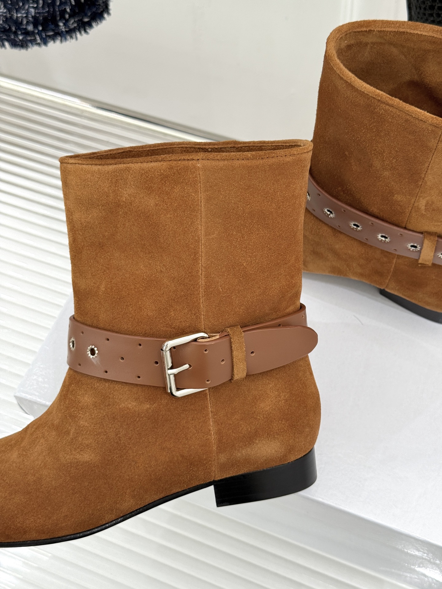 ISABEL MARANT/伊莎贝尔 26WF新品复古皮带扣短靴 秋冬造型点睛宝藏靴款 小众设计不易与人撞款 哑光绒面自 ISABEL MARANT/伊莎贝尔 26WF新品复古皮带扣短靴 秋冬造型点睛宝藏靴款 小众设计不易与人撞款 哑光绒面自