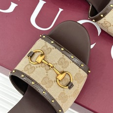Gucci/古驰26WF新品马衔扣 饰铆钉老花一字带粗跟拖鞋 典藏GG老花铺陈鞋面 铆钉点缀一字带 马衔扣镌刻复古底蕴 Gucci/古驰26WF新品马衔扣 饰铆钉老花一字带粗跟拖鞋 典藏GG老花铺陈鞋面 铆钉点缀一字带 马衔扣镌刻复古底蕴