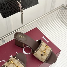 Gucci/古驰26WF新品马衔扣 饰铆钉老花一字带粗跟拖鞋 典藏GG老花铺陈鞋面 铆钉点缀一字带 马衔扣镌刻复古底蕴 Gucci/古驰26WF新品马衔扣 饰铆钉老花一字带粗跟拖鞋 典藏GG老花铺陈鞋面 铆钉点缀一字带 马衔扣镌刻复古底蕴