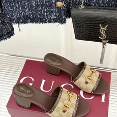 Gucci/古驰26WF新品马衔扣 饰铆钉老花一字带粗跟拖鞋 典藏GG老花铺陈鞋面 铆钉点缀一字带 马衔扣镌刻复古底蕴 Gucci/古驰26WF新品马衔扣 饰铆钉老花一字带粗跟拖鞋 典藏GG老花铺陈鞋面 铆钉点缀一字带 马衔扣镌刻复古底蕴
