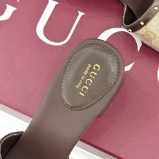 Gucci/古驰26WF新品马衔扣 饰铆钉老花一字带粗跟拖鞋 典藏GG老花铺陈鞋面 铆钉点缀一字带 马衔扣镌刻复古底蕴 Gucci/古驰26WF新品马衔扣 饰铆钉老花一字带粗跟拖鞋 典藏GG老花铺陈鞋面 铆钉点缀一字带 马衔扣镌刻复古底蕴