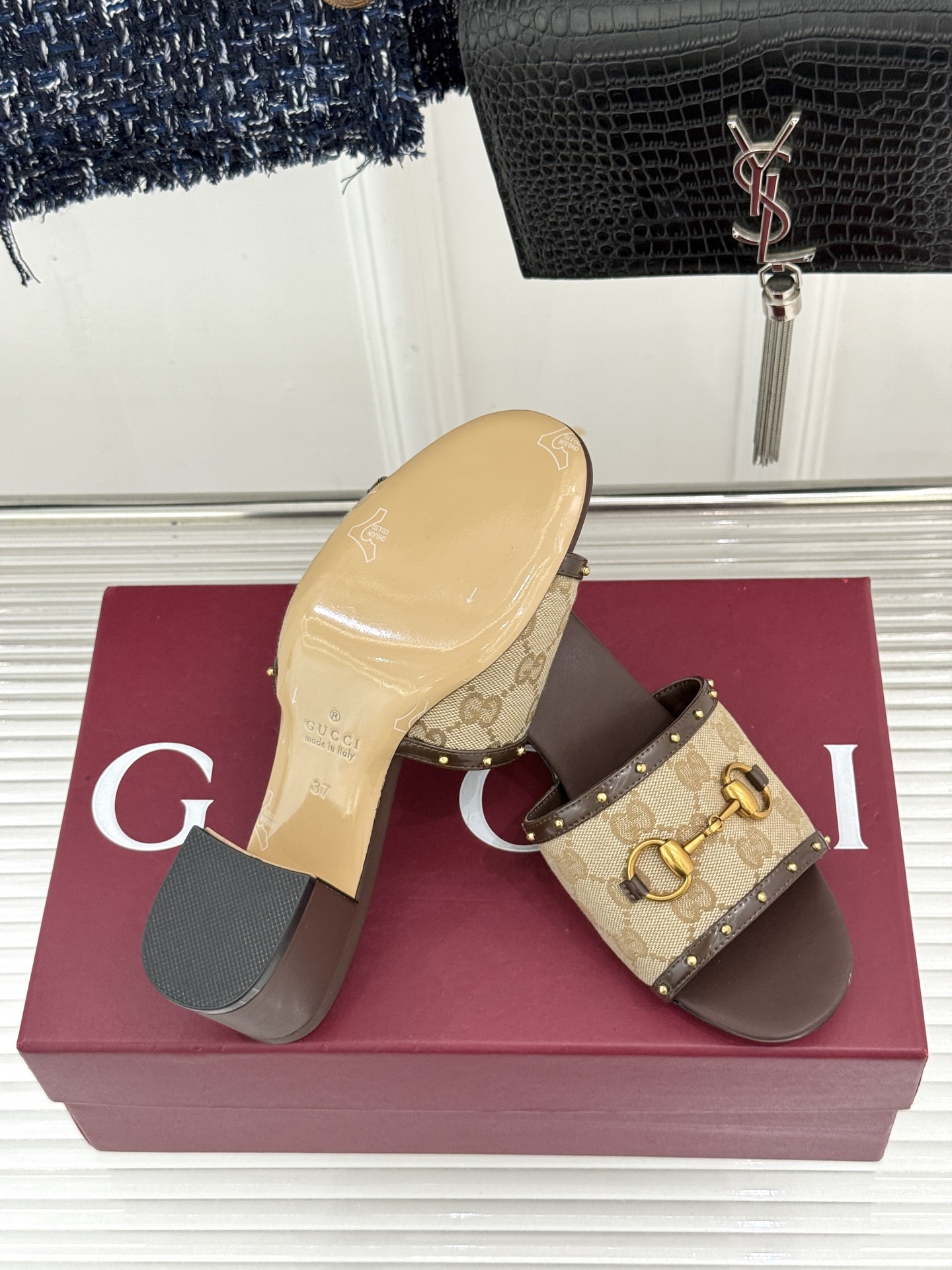 Gucci/古驰26WF新品马衔扣 饰铆钉老花一字带粗跟拖鞋 典藏GG老花铺陈鞋面 铆钉点缀一字带 马衔扣镌刻复古底蕴 Gucci/古驰26WF新品马衔扣 饰铆钉老花一字带粗跟拖鞋 典藏GG老花铺陈鞋面 铆钉点缀一字带 马衔扣镌刻复古底蕴