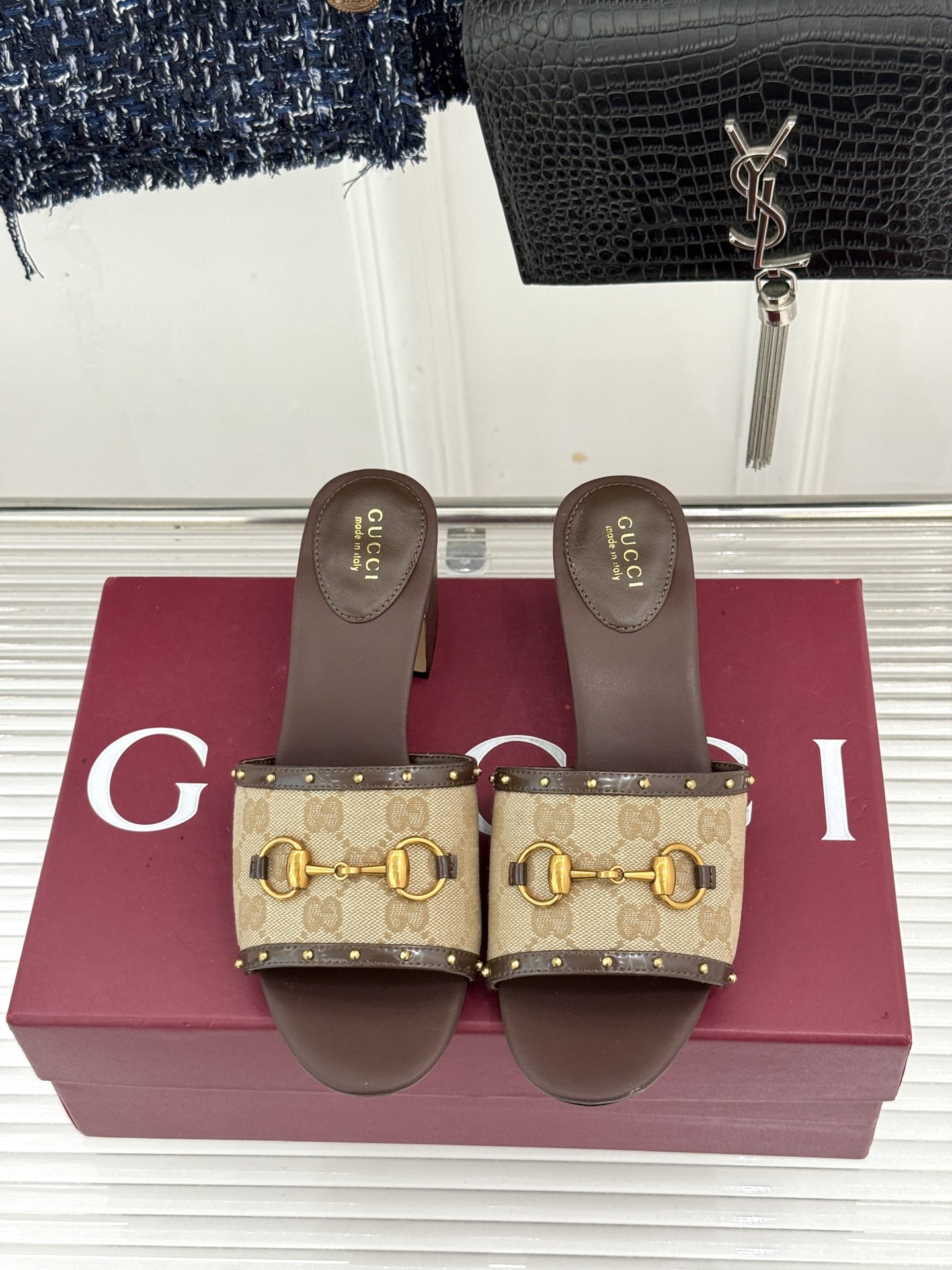 Gucci/古驰26WF新品马衔扣 饰铆钉老花一字带粗跟拖鞋 典藏GG老花铺陈鞋面 铆钉点缀一字带 马衔扣镌刻复古底蕴 Gucci/古驰26WF新品马衔扣 饰铆钉老花一字带粗跟拖鞋 典藏GG老花铺陈鞋面 铆钉点缀一字带 马衔扣镌刻复古底蕴
