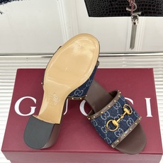 Gucci/古驰26WF新品马衔扣 饰铆钉老花一字带粗跟拖鞋 典藏GG老花铺陈鞋面 铆钉点缀一字带 马衔扣镌刻复古底蕴 Gucci/古驰26WF新品马衔扣 饰铆钉老花一字带粗跟拖鞋 典藏GG老花铺陈鞋面 铆钉点缀一字带 马衔扣镌刻复古底蕴